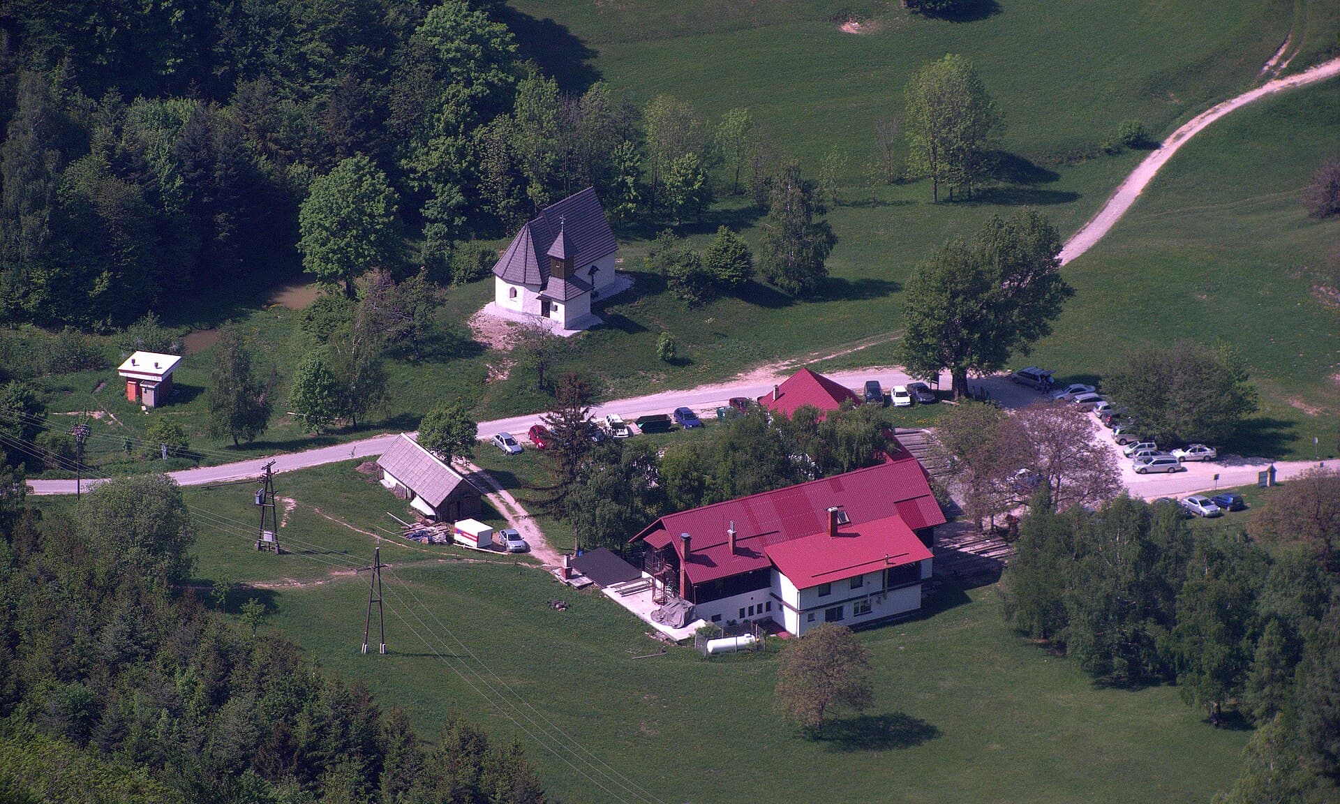 Planinski dom na Boču (via Wikimedia Commons, CC BY-SA 2.0)