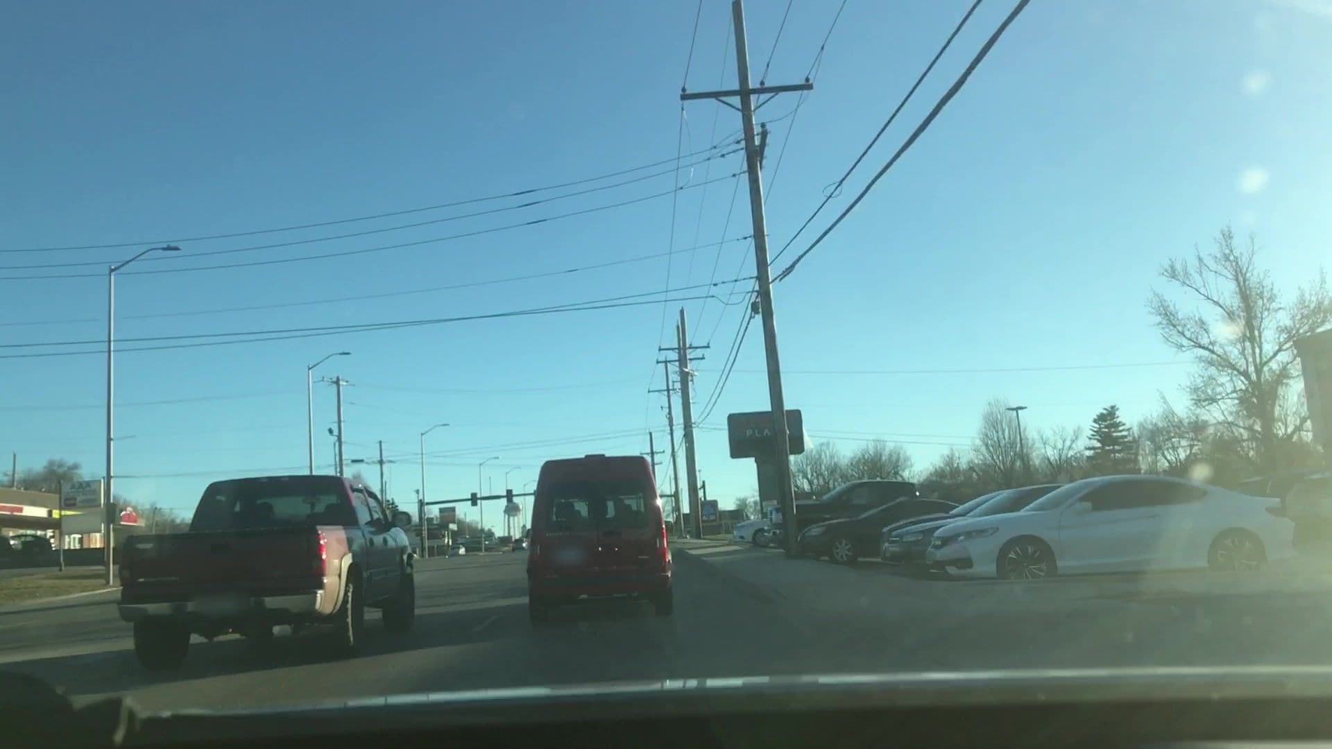 Street view near Linden Mobile Home & RV Park, Gladstone — © lvl5 (CC BY-SA · Mapillary)