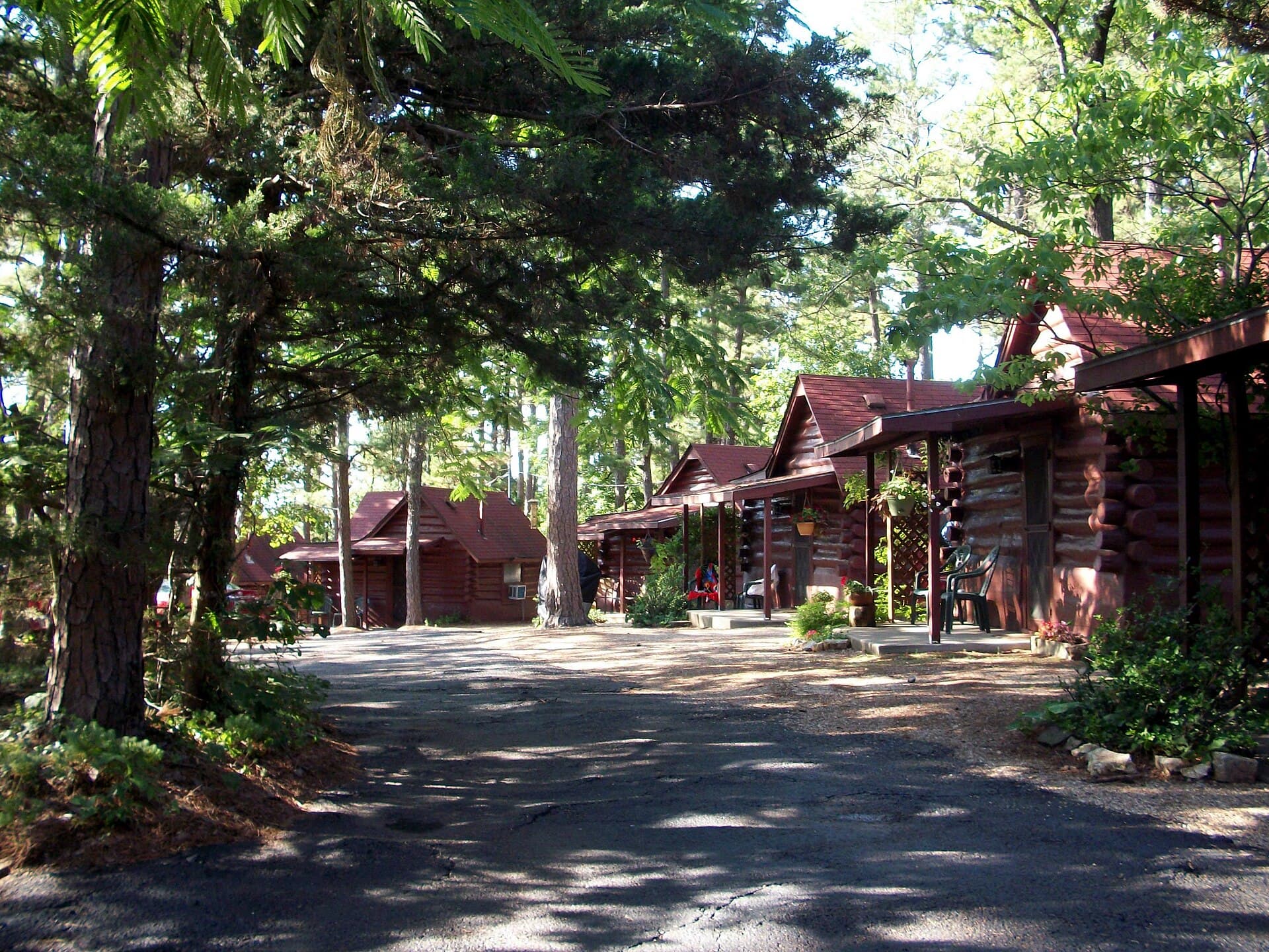 Tall Pines Inn (via Wikimedia Commons, CC BY-SA 3.0)
