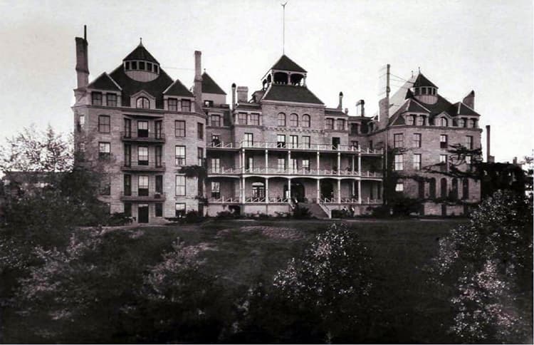 Crescent Hotel (via Wikimedia Commons, Public domain)