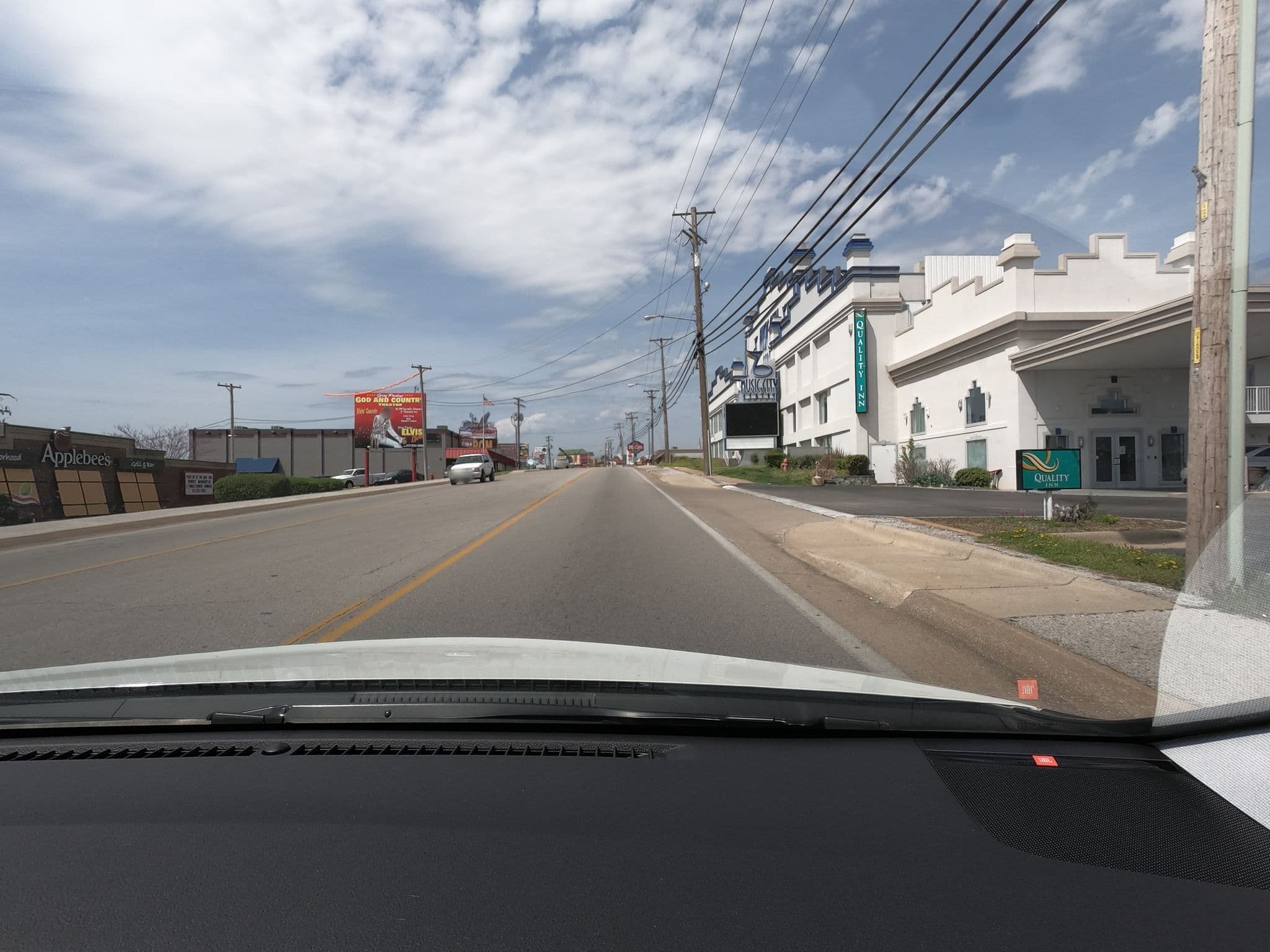 Street view near La Quinta Inn Branson on the Strip, Branson — © toebee (CC BY-SA · Mapillary)