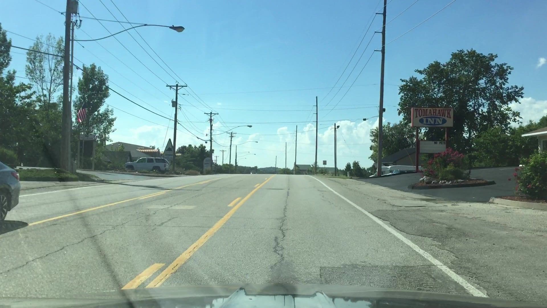 Street view near Tamahawk Motel, Lake Ozark — © lvl5 (CC BY-SA · Mapillary)