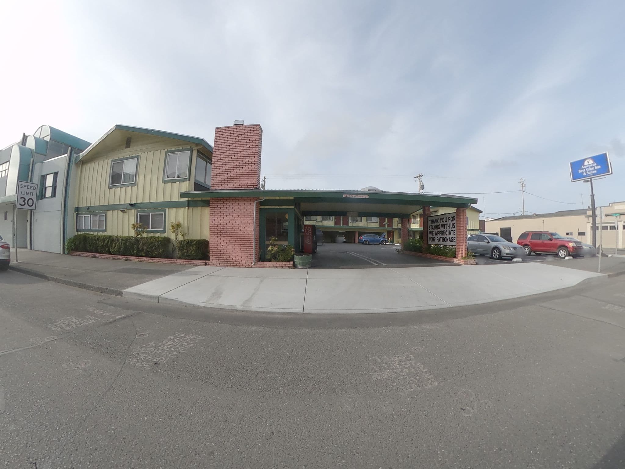 Street view near Americas Best Value Inn & Suites Eureka, Eureka — © jesseakaraccoon (CC BY-SA · Mapillary)