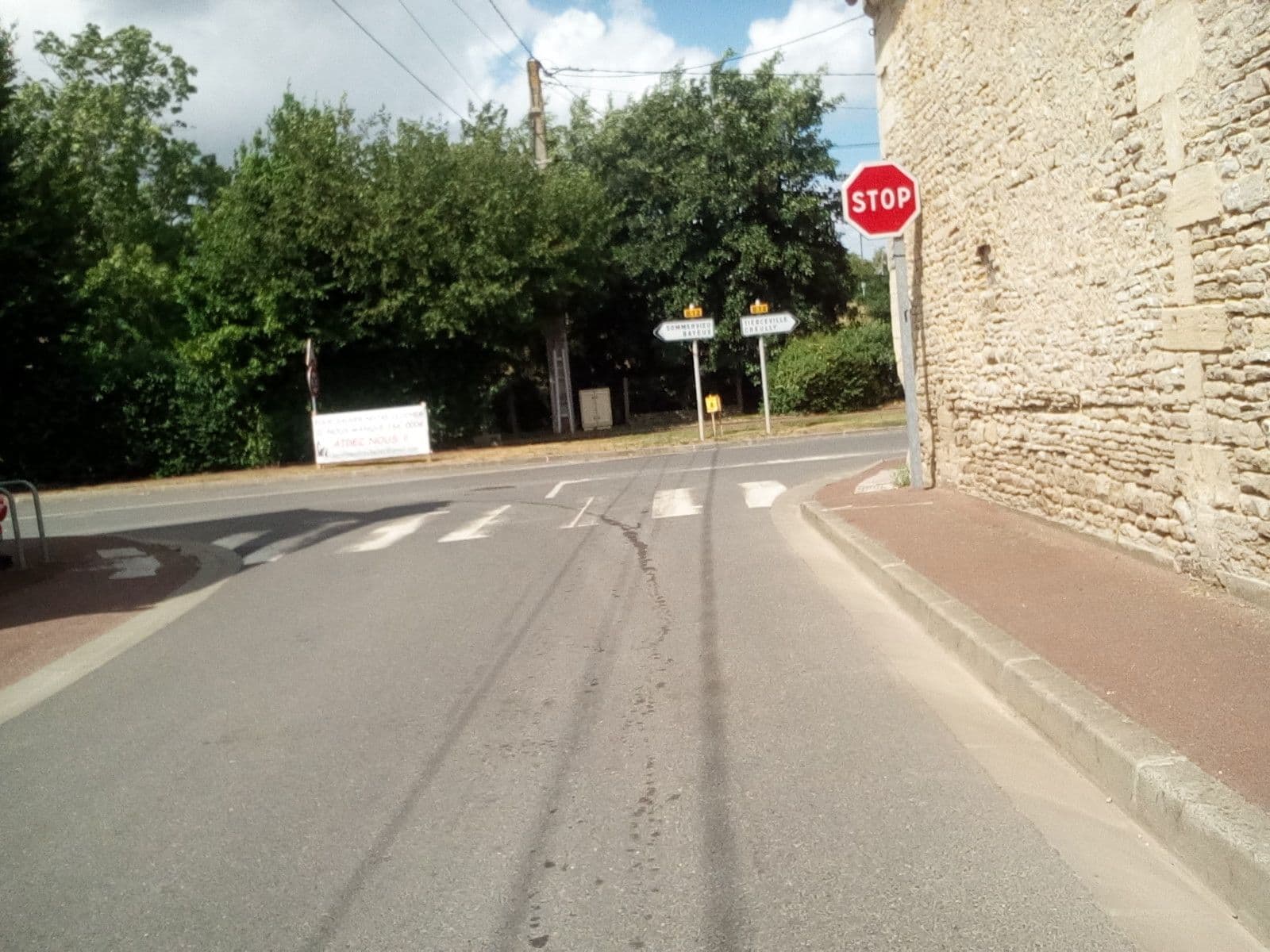 Street view near L'Escale, Creully — © crochet_david (CC BY-SA · Mapillary)