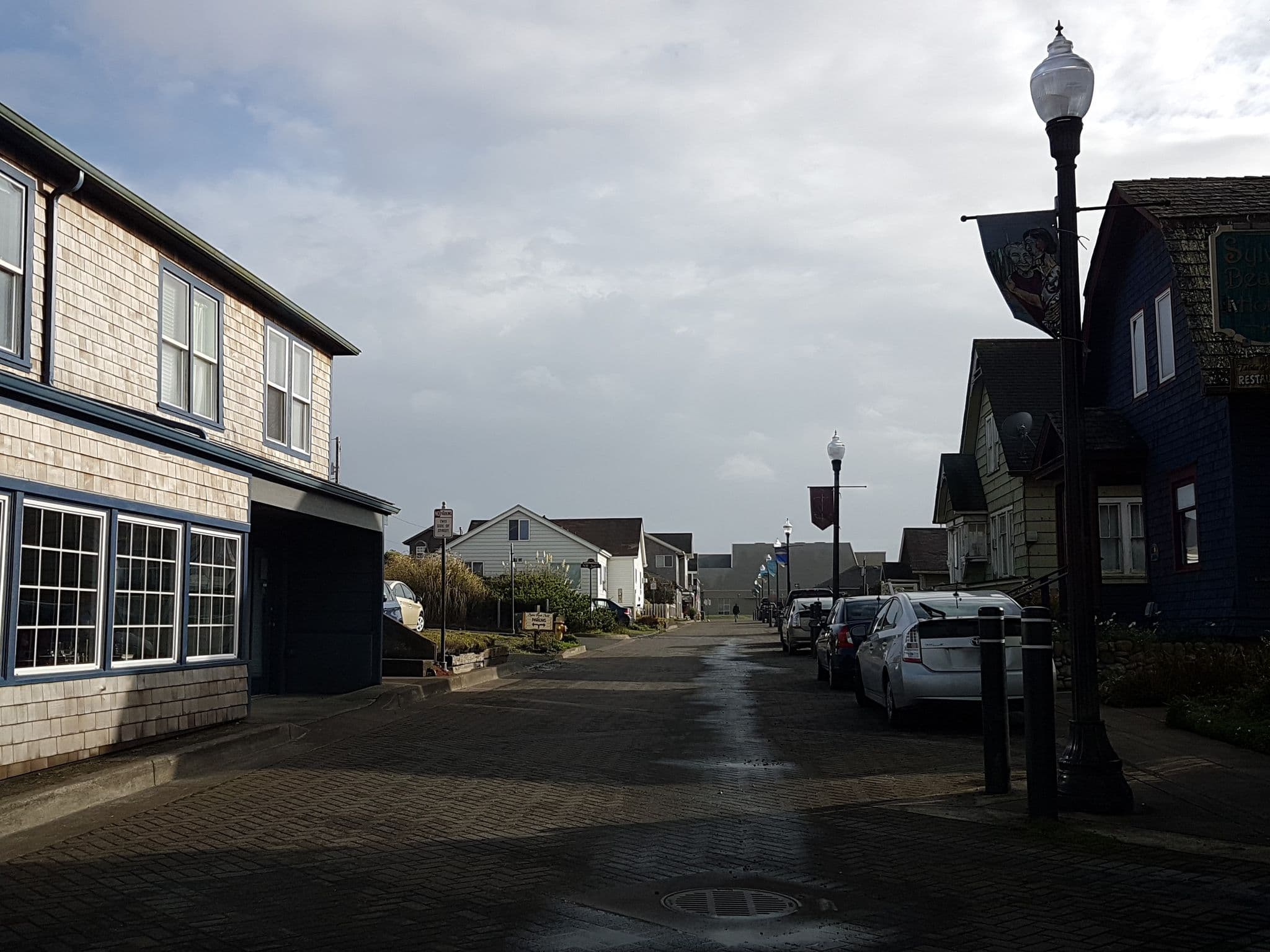 Street view near Sylvia Beach Hotel- Colette's room, Agate Beach — © jopparn (CC BY-SA · Mapillary)