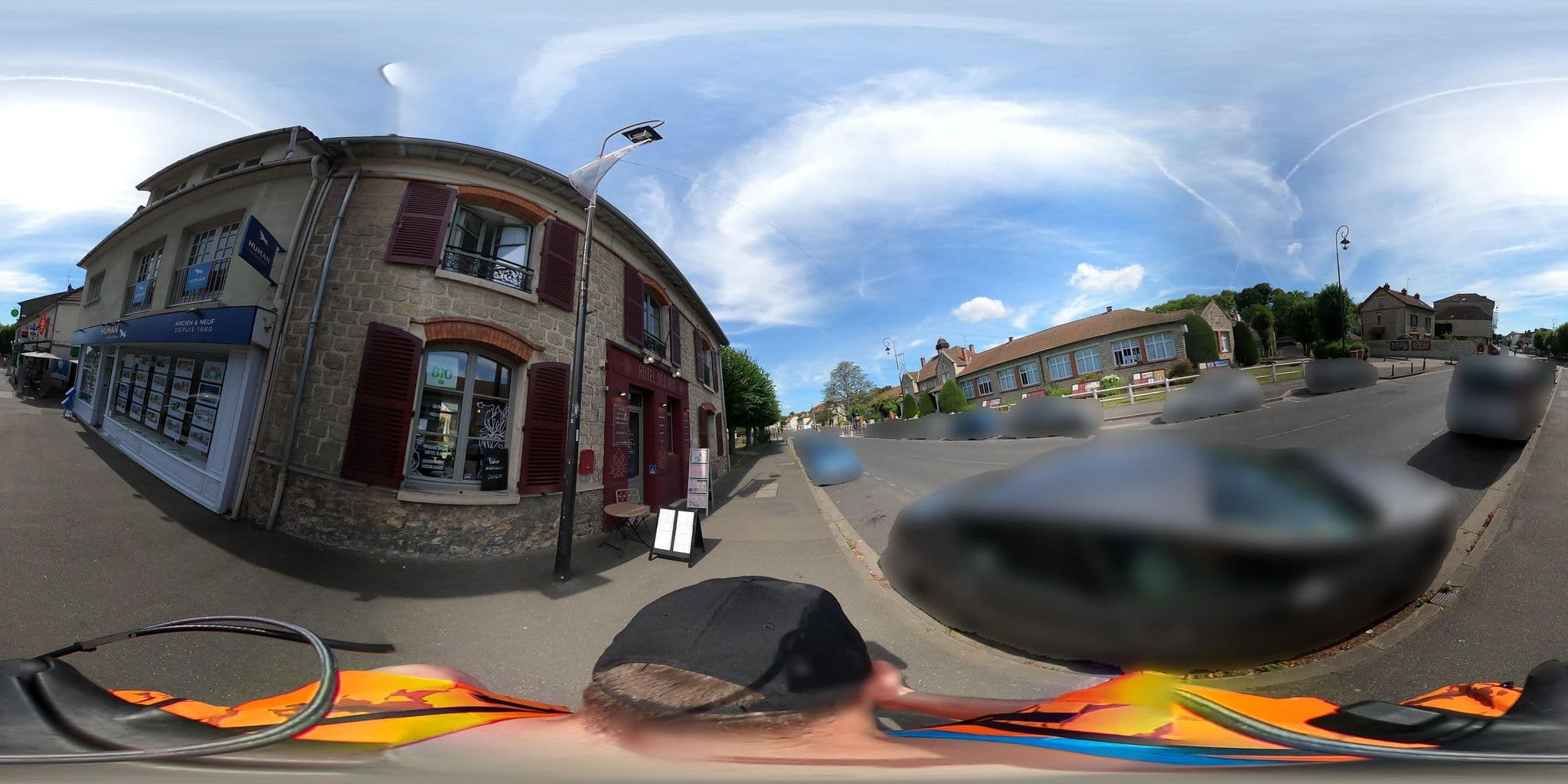 Street view near Hôtel des Iris, Auvers-sur-Oise — © cartocite (CC BY-SA · Mapillary)