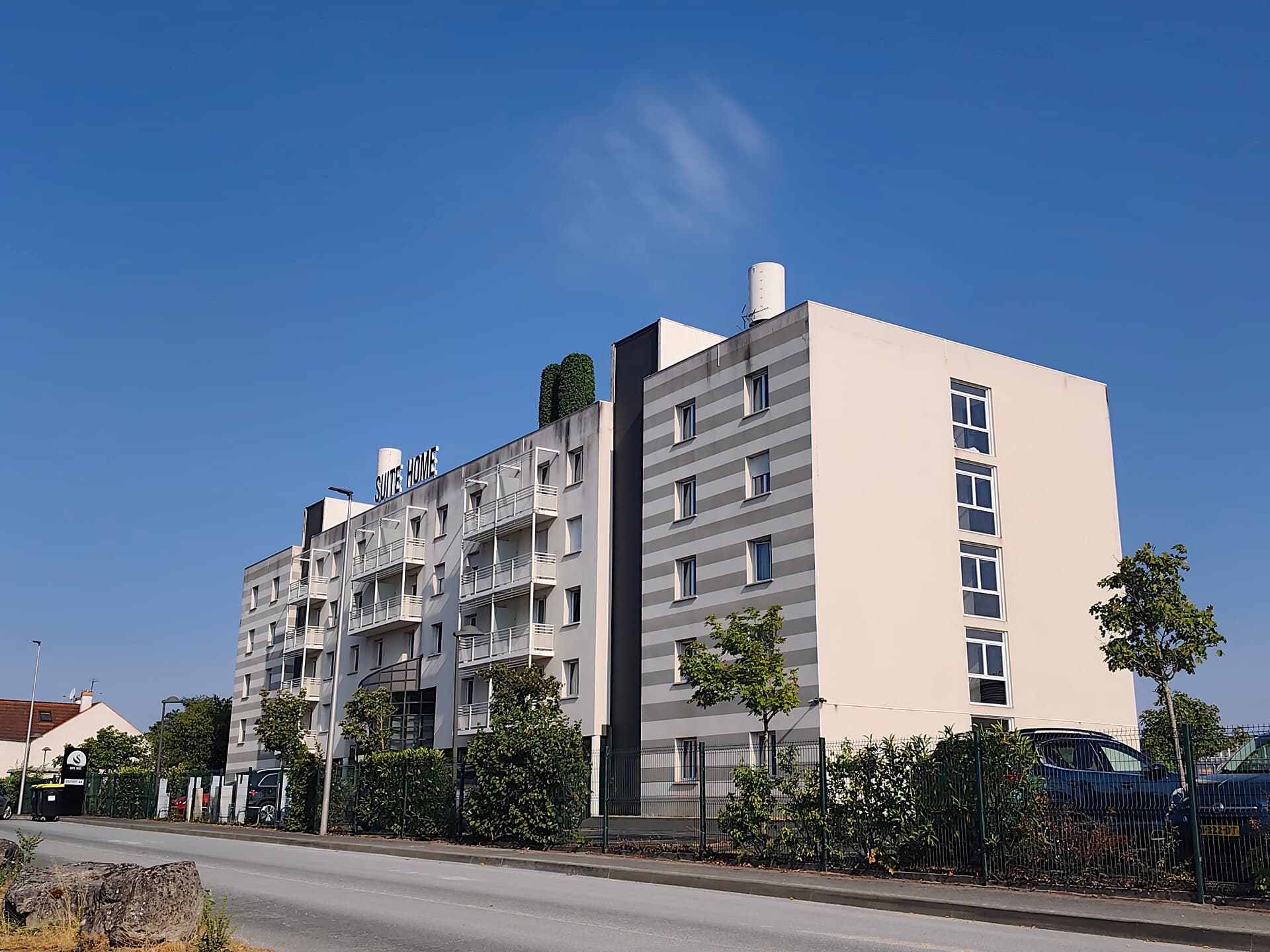 Suite Home Saran (via Wikimedia Commons, CC BY-SA 3.0)