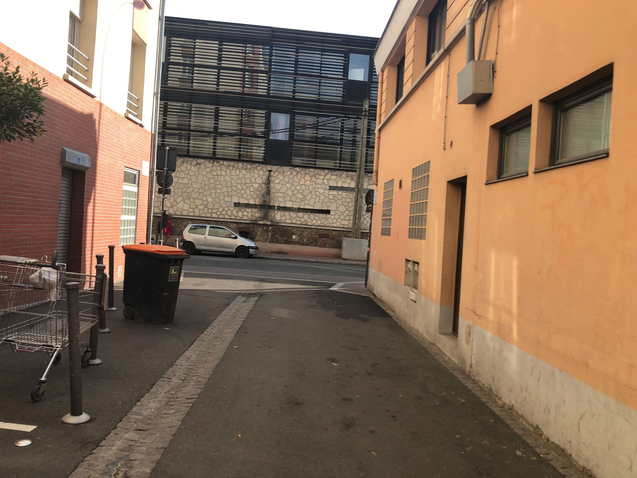 Street view near Mob Hotel Le Bazar, Saint-Ouen — © woshilapin (CC BY-SA · Mapillary)