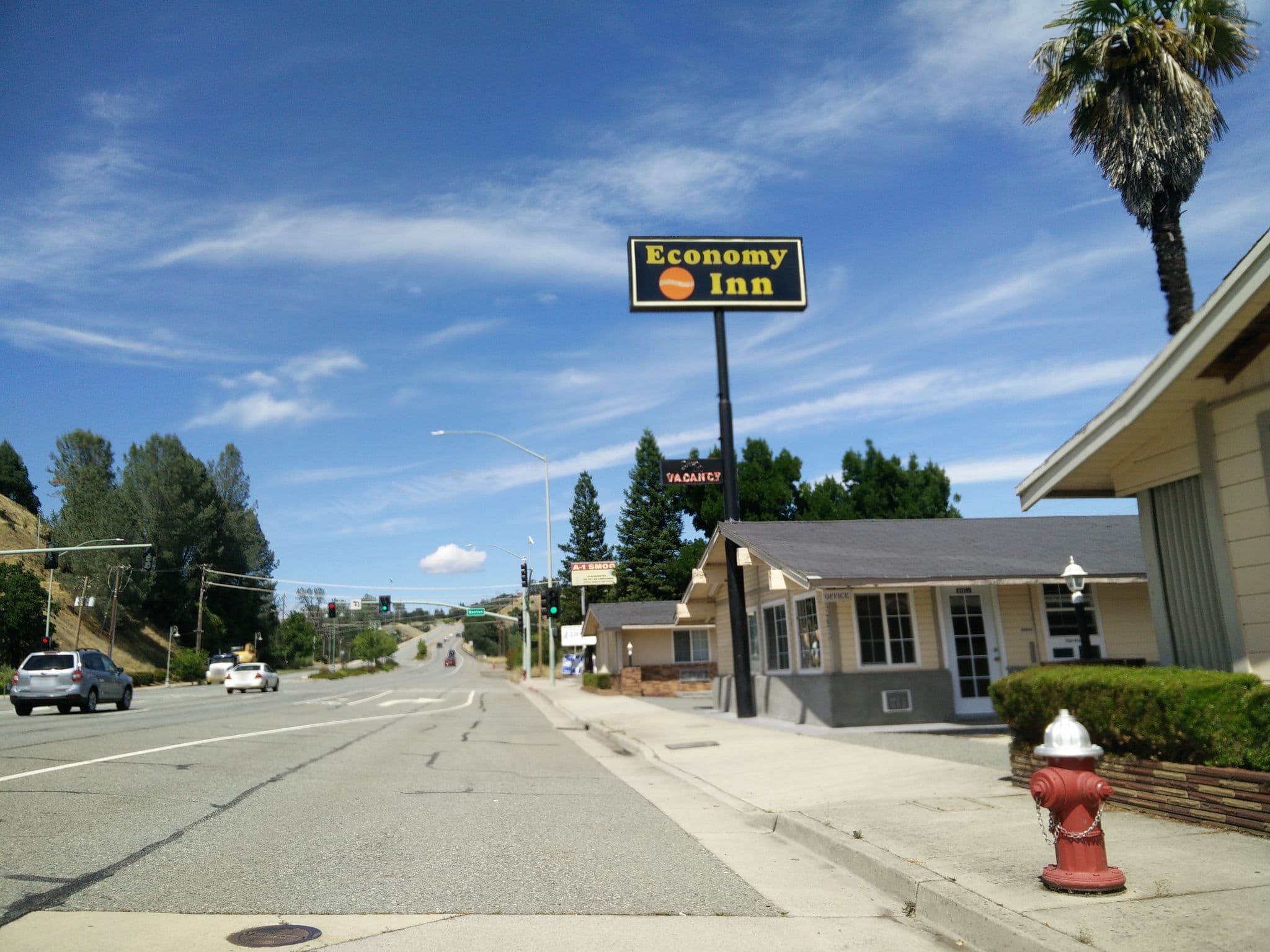 Street view near Economy Inn, Redding — © adamant1 (CC BY-SA · Mapillary)