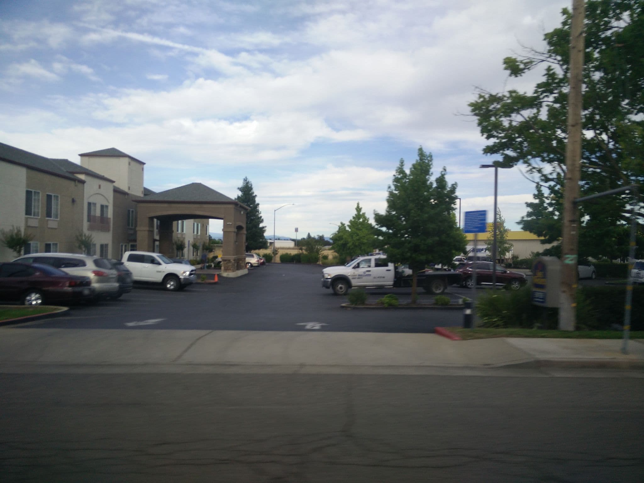 Street view near Best Western Plus, Redding — © adamant1 (CC BY-SA · Mapillary)