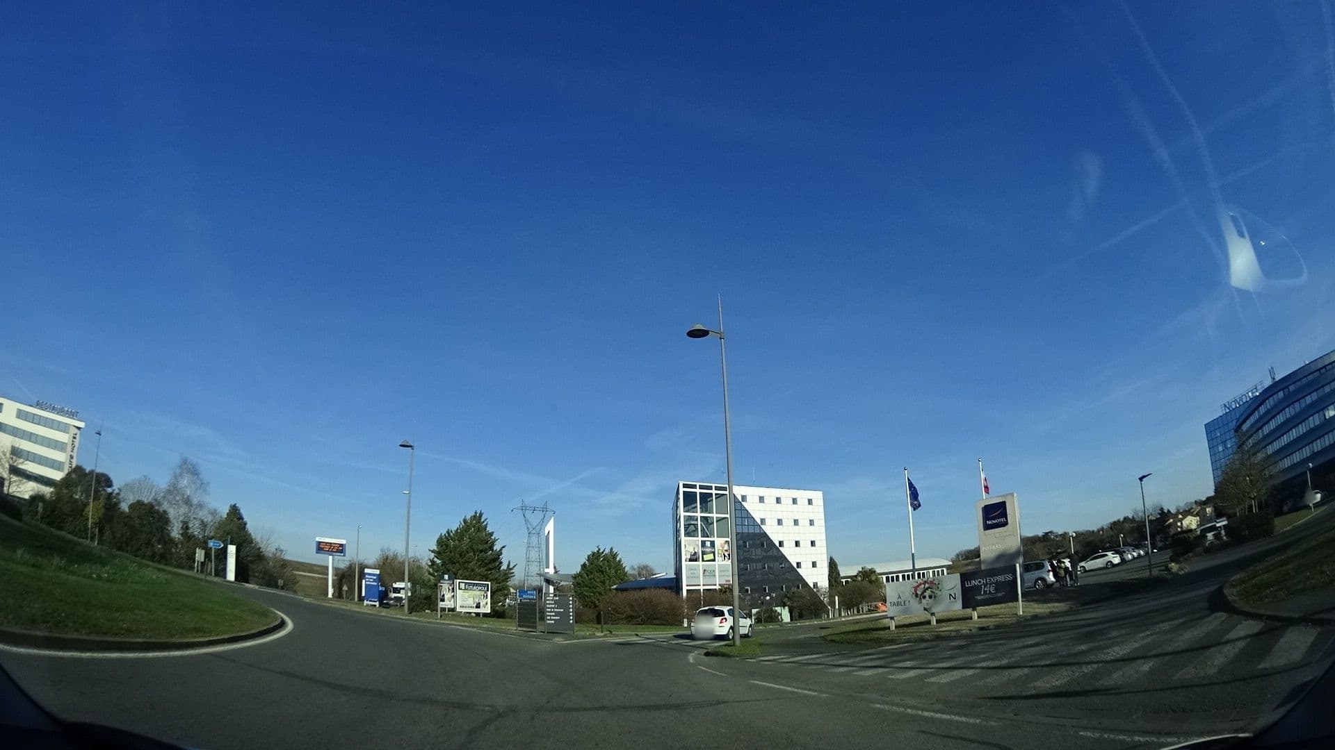 Street view near Novotel Poitiers Futuroscope, Jaunay-Clan — © panieravide (CC BY-SA · Mapillary)