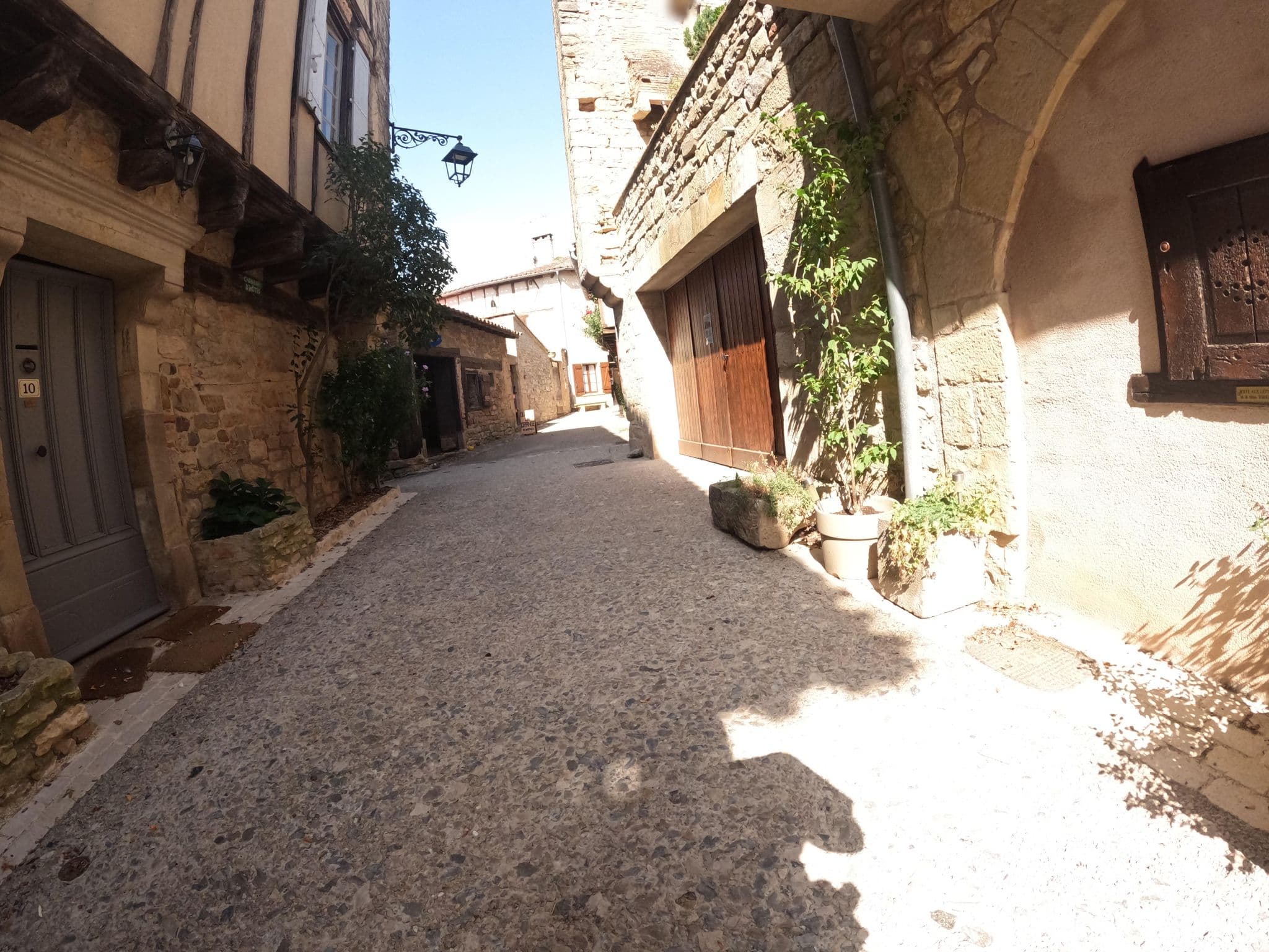 Street view near Chez Delphine, Monclar-de-Quercy — © vinisa (CC BY-SA · Mapillary)