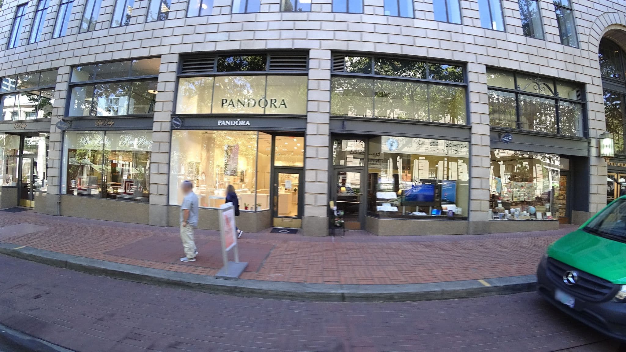 Street view near Duniway Hotel Pool, Portland — © mly_pdx01 (CC BY-SA · Mapillary)
