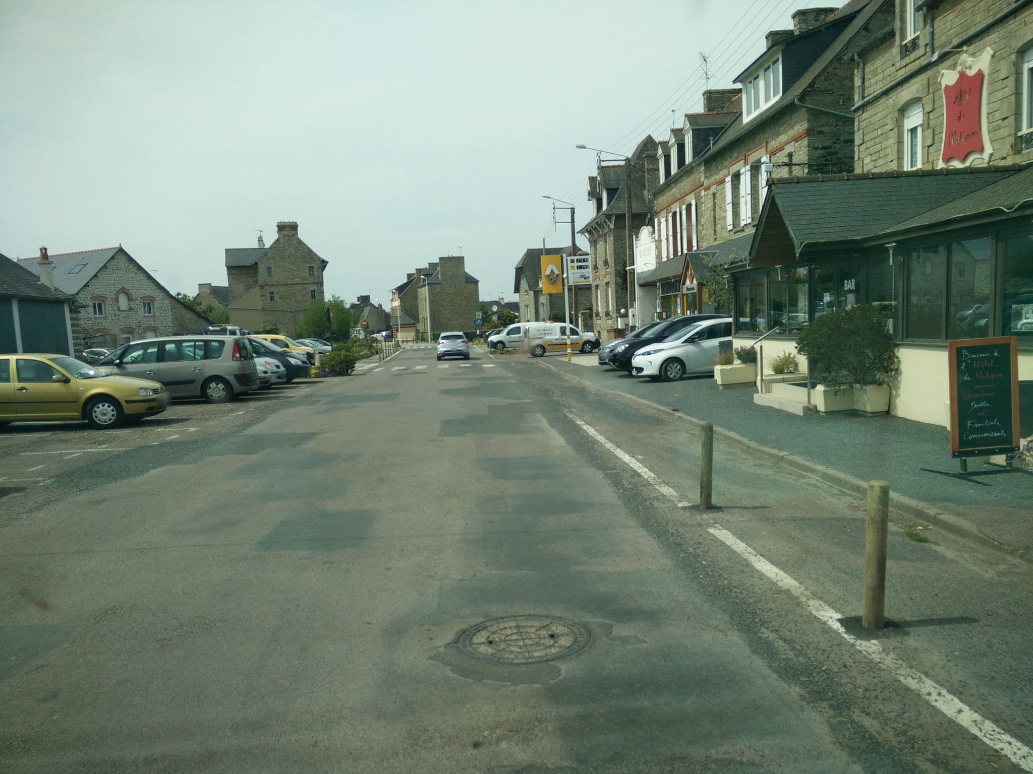 Street view near Hôtel de Matignon, Matignon — © joostjakob (CC BY-SA · Mapillary)