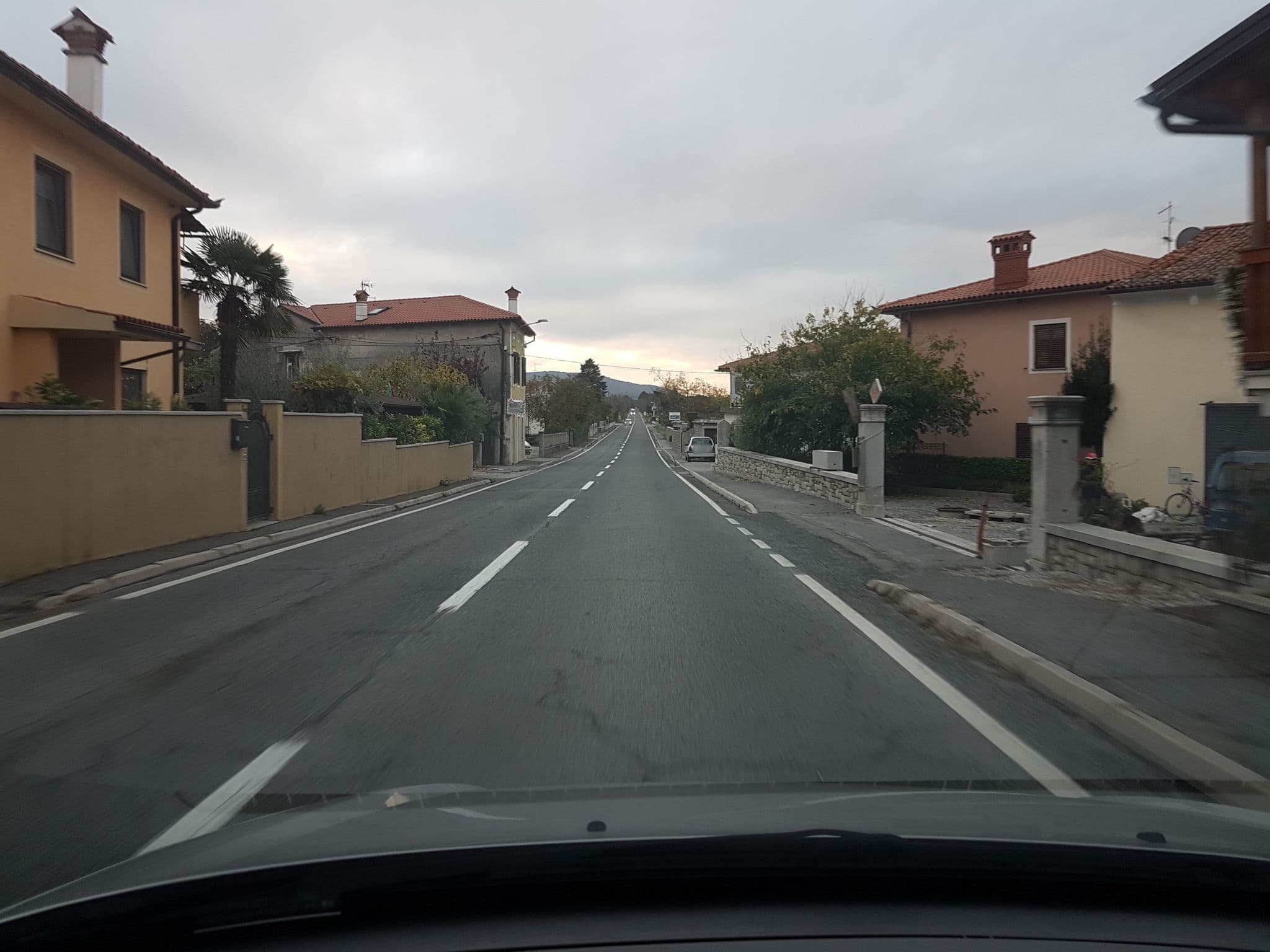 Street view near Kmetija Jelušič - Pr' Mežnarjevih, Sežana — © damjang (CC BY-SA · Mapillary)