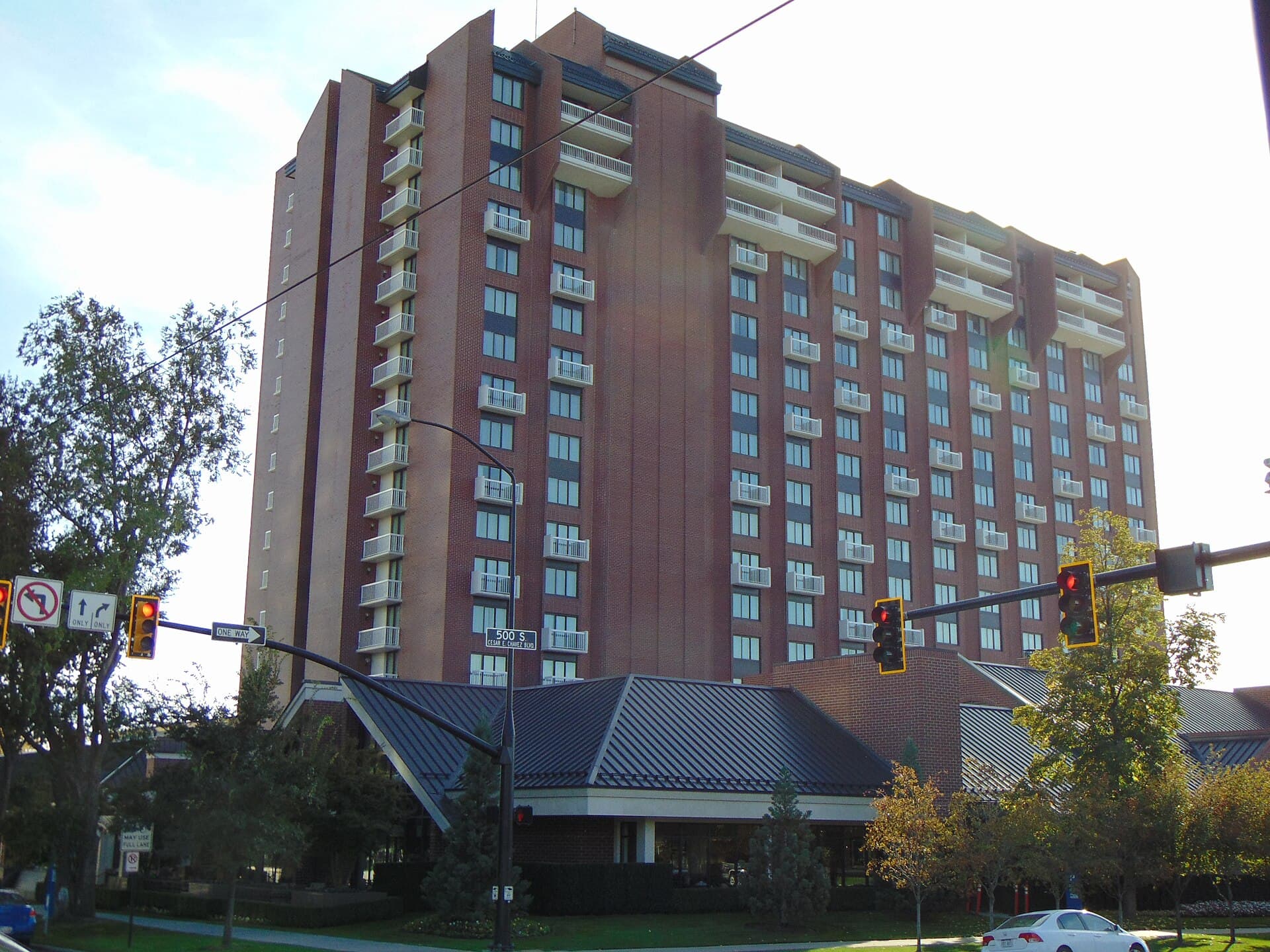 The Little America Hotel (via Wikimedia Commons, CC BY-SA 4.0)