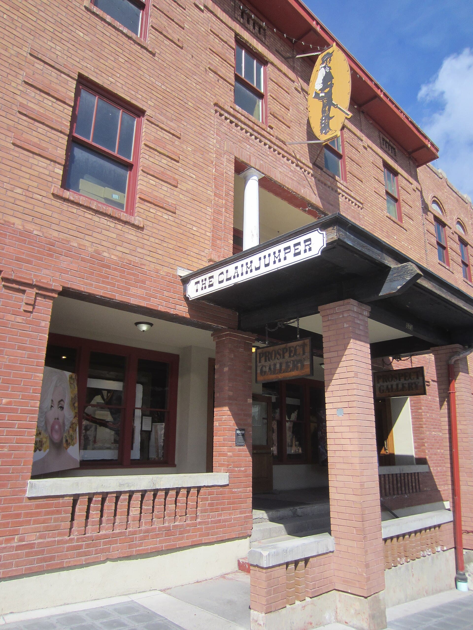 Claim Jumper Hotel (via Wikimedia Commons, CC BY-SA 4.0)