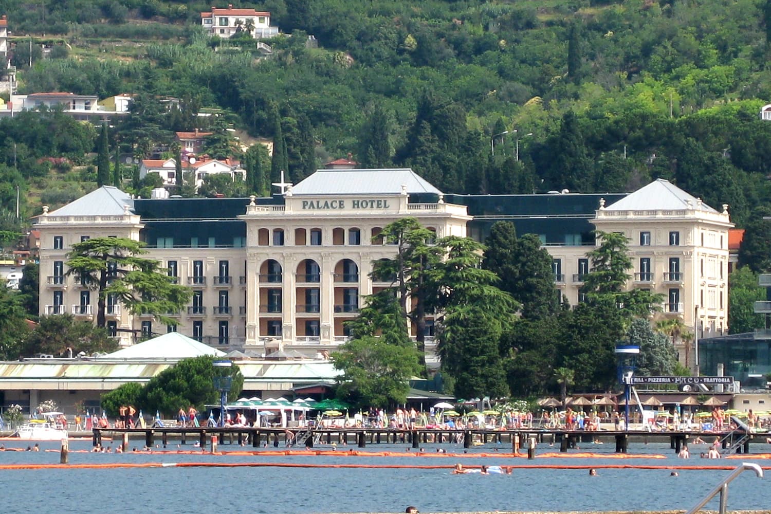 Hotel Palace Portorož (via Wikimedia Commons, Public domain)