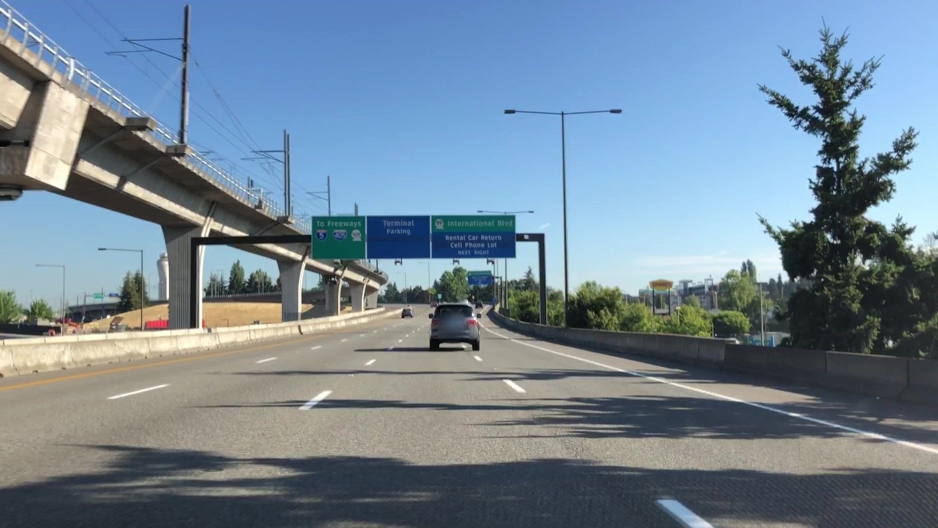 Street view near Holiday Inn, SeaTac — © lvl5 (CC BY-SA · Mapillary)