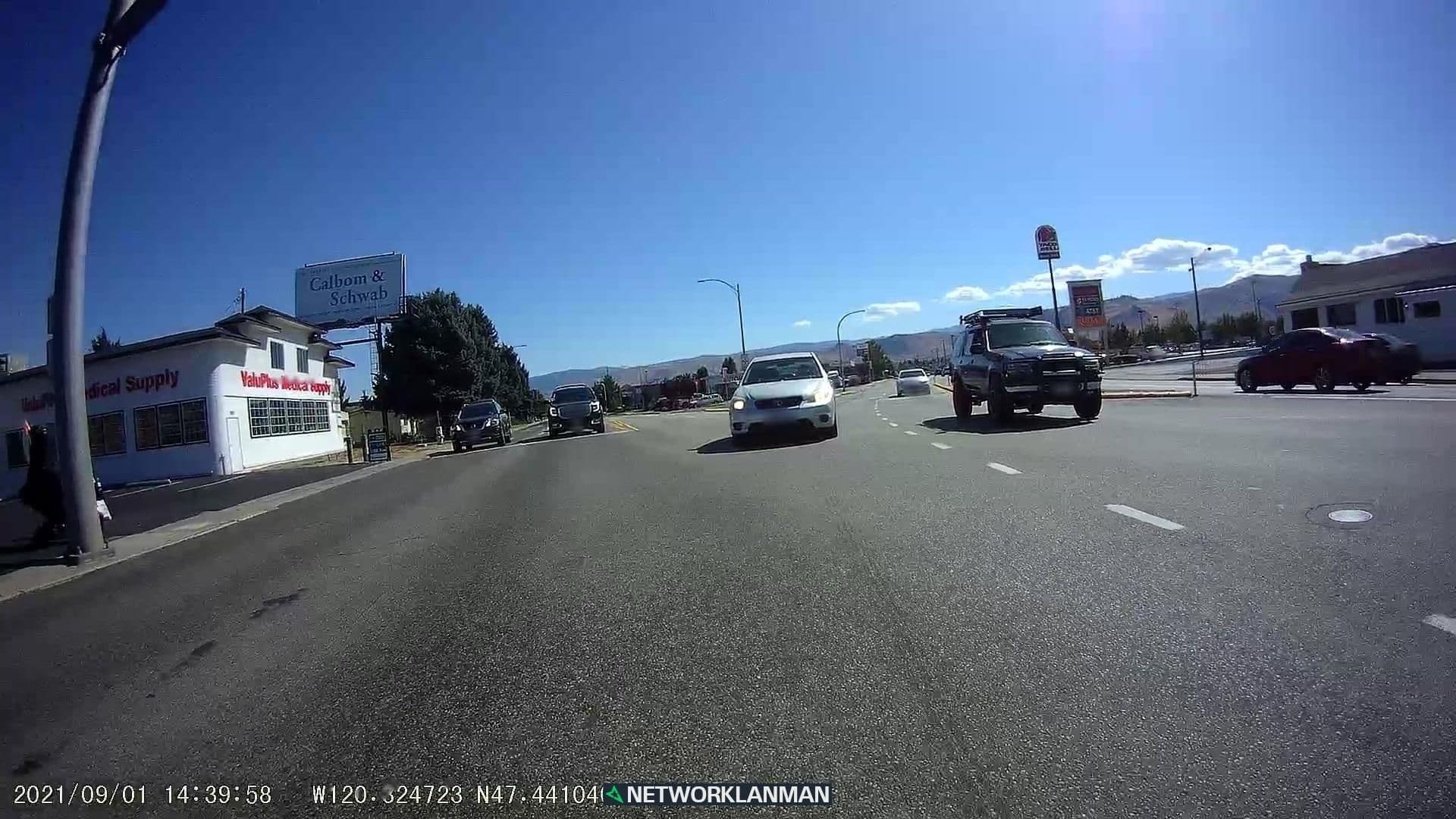 Street view near Quality Inn, West Wenatchee — © networklanman (CC BY-SA · Mapillary)
