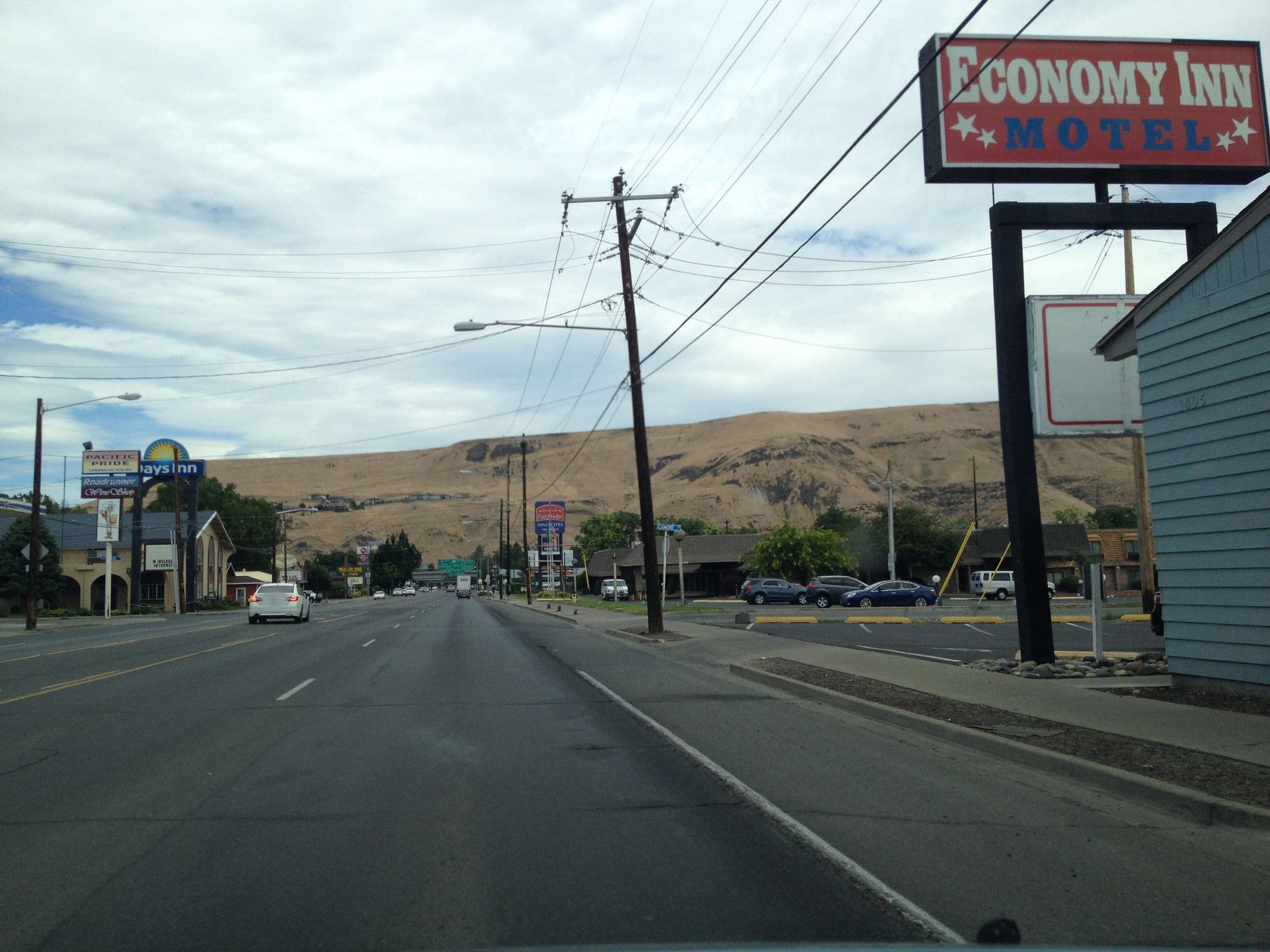 Street view near Super 8 by Wyndham, Yakima — © sterlinggis (CC BY-SA · Mapillary)