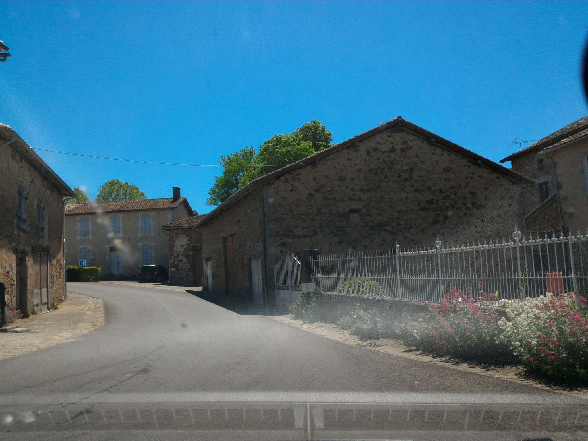Street view near Les Tilleuls, Confolens — © fgouget (CC BY-SA · Mapillary)