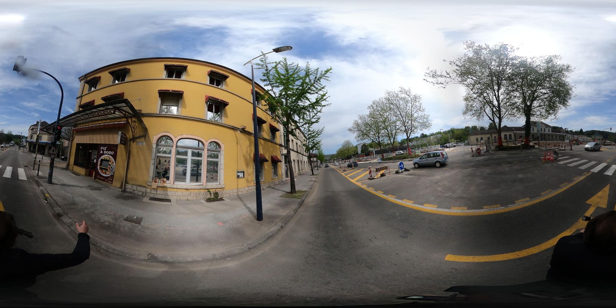 Street view near Hôtel Terminus, Lons-le-Saunier — © Urbanisme_Mobilites (CC BY-SA · Mapillary)