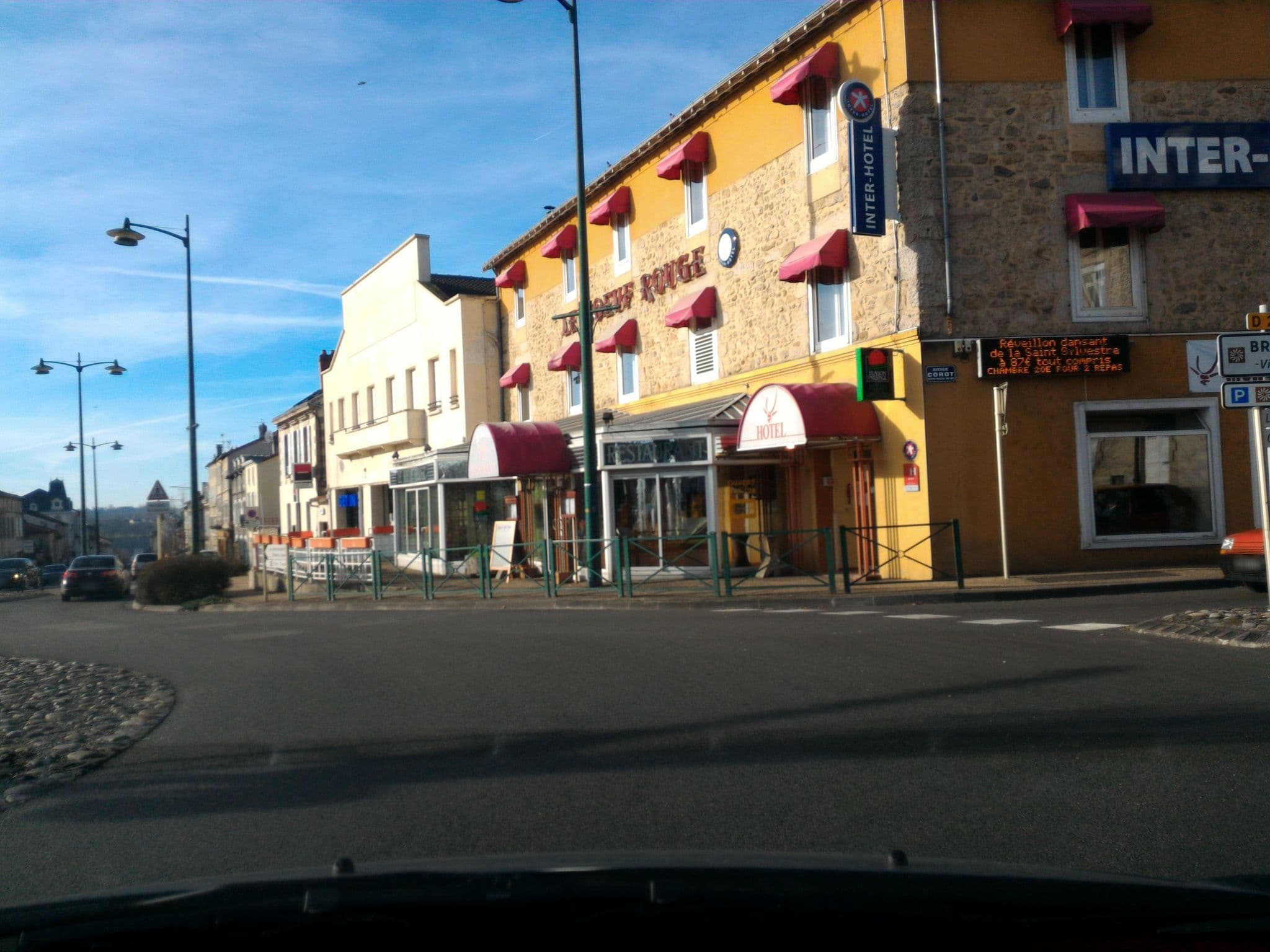 Street view near Le Boeuf Rouge, Saint-Junien — © fgouget (CC BY-SA · Mapillary)