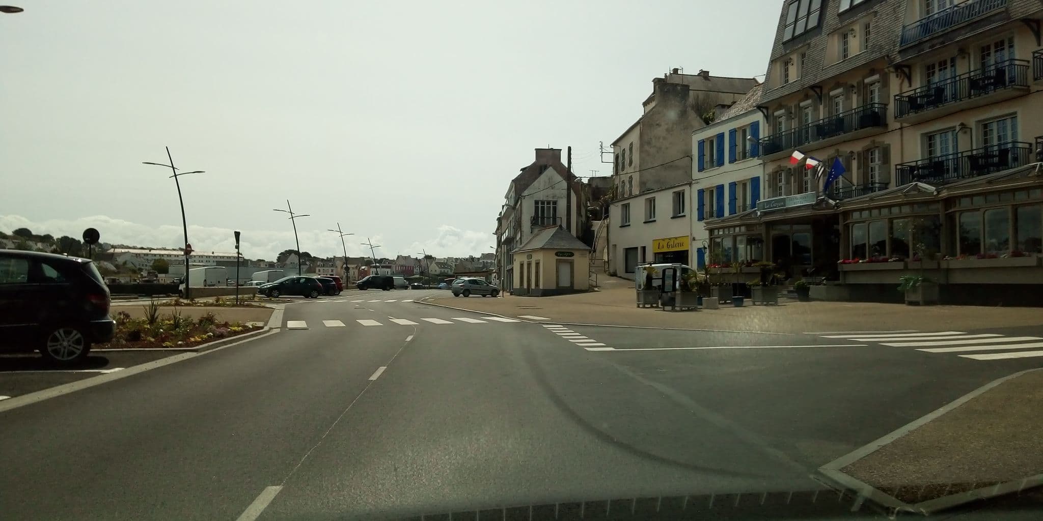 Street view near Hôtel Restaurant Le Goyen, Audierne — © sceric (CC BY-SA · Mapillary)