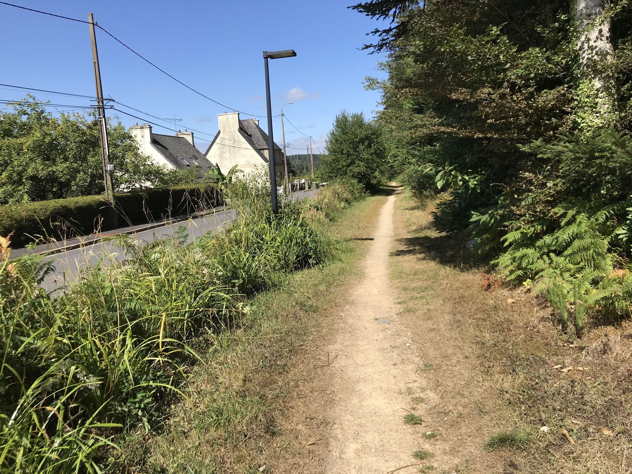 Street view near Les Rayonnantes, La Roche-Maurice — © josmougn (CC BY-SA · Mapillary)