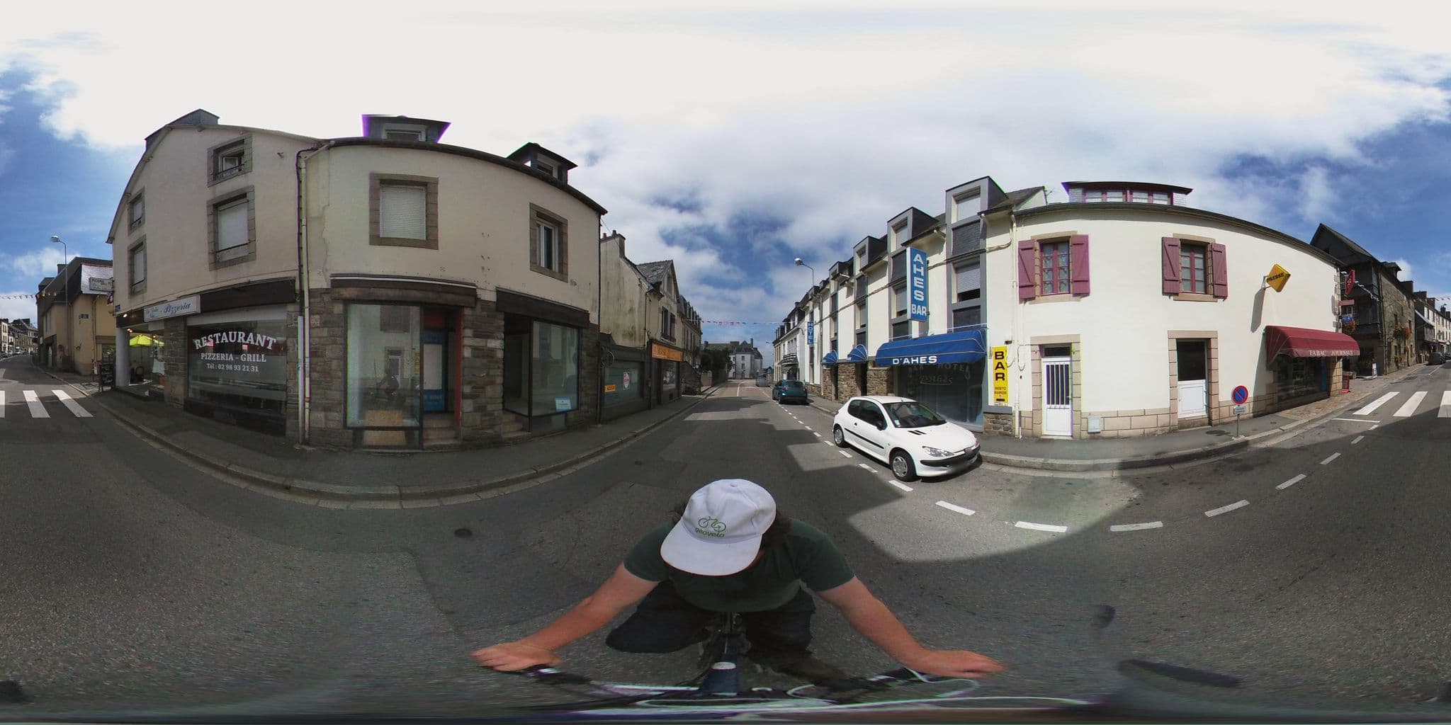 Street view near Hôtel d'Ahès, Carhaix-Plouguer — © geovelo (CC BY-SA · Mapillary)
