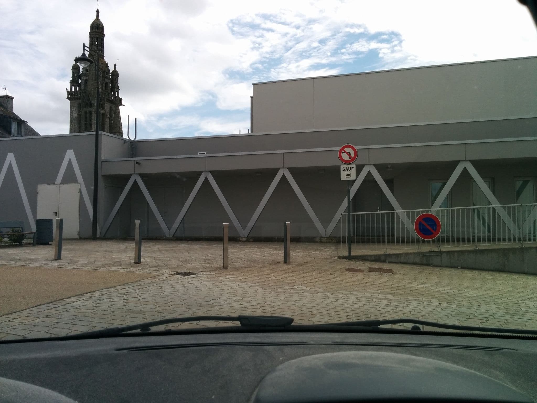 Street view near Hôtel Restaurant au Gai Logis, Pleyben — © taeradan (CC BY-SA · Mapillary)