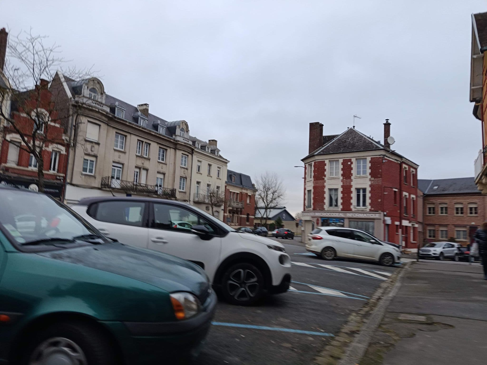 Street view near La Porte De Bretagne, Péronne — © kritic (CC BY-SA · Mapillary)