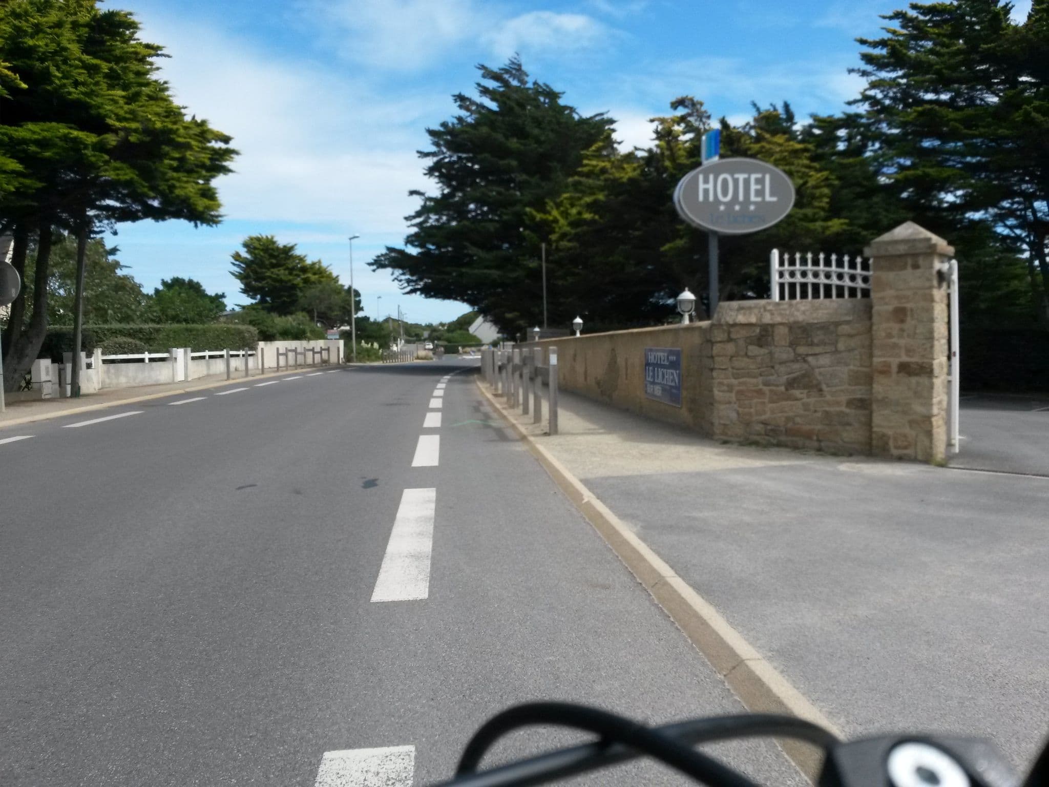 Street view near Hotel Le Lichen De La Mer Batz-sur-Mer, Le Pouliguen — © rausk (CC BY-SA · Mapillary)