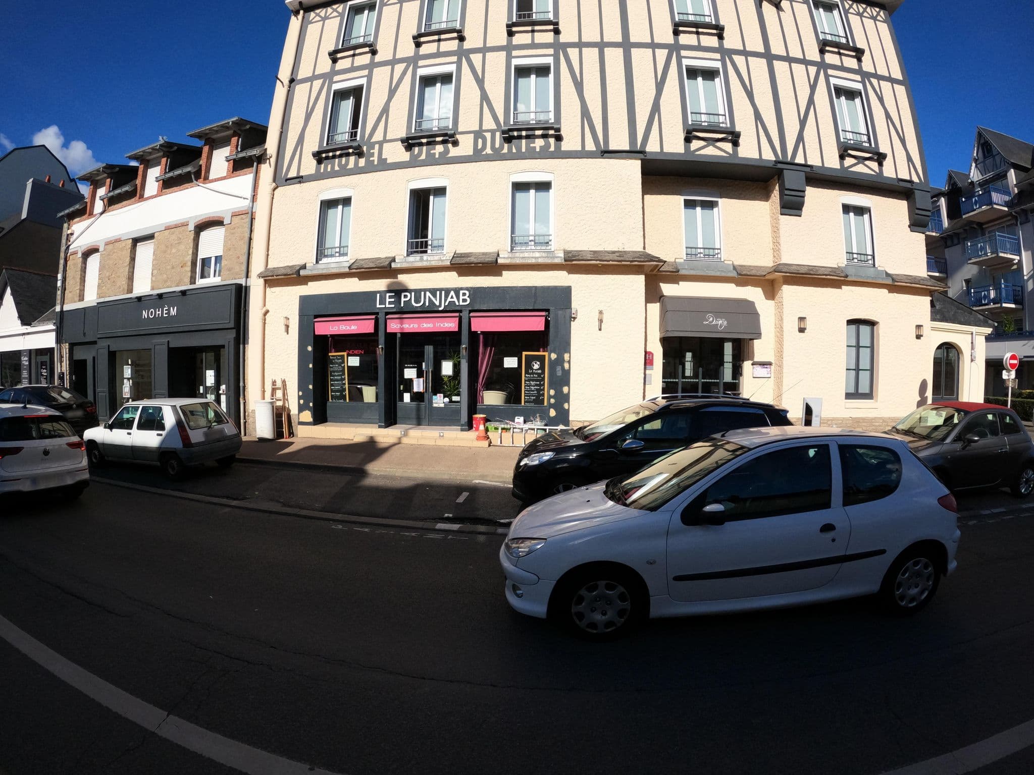 Street view near Hôtel des Dunes La Baule-Escoublac, La Baule-Escoublac — © stephanep (CC BY-SA · Mapillary)