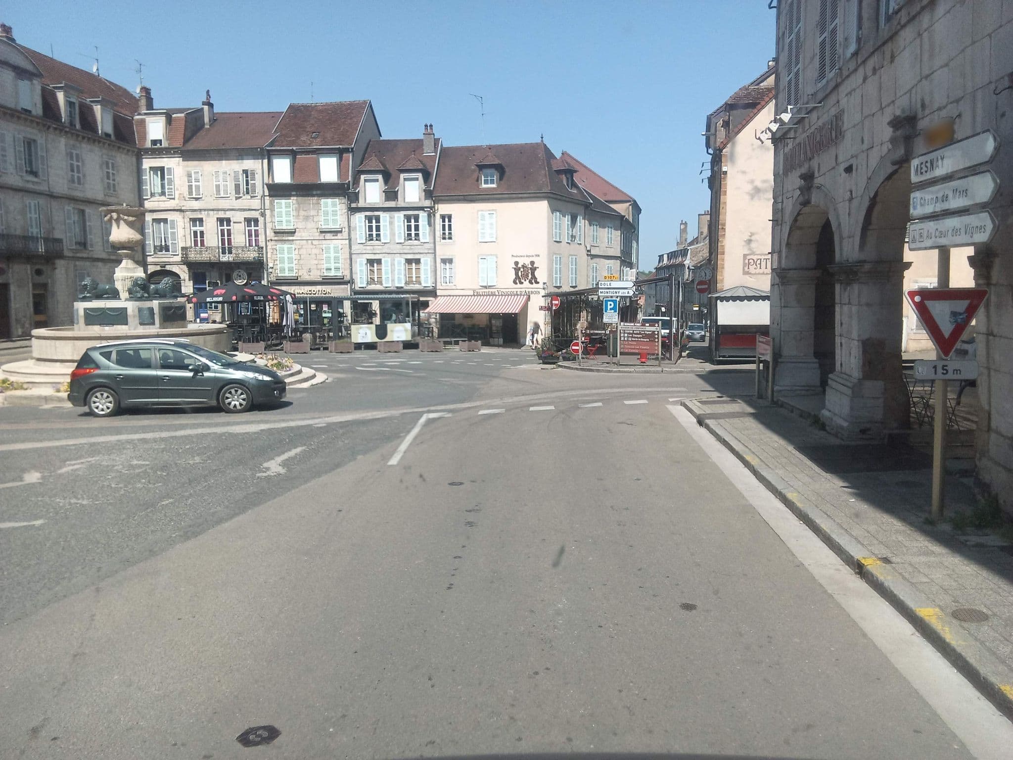 Street view near Le Comptoir du Voyageur, Arbois — © mprins (CC BY-SA · Mapillary)