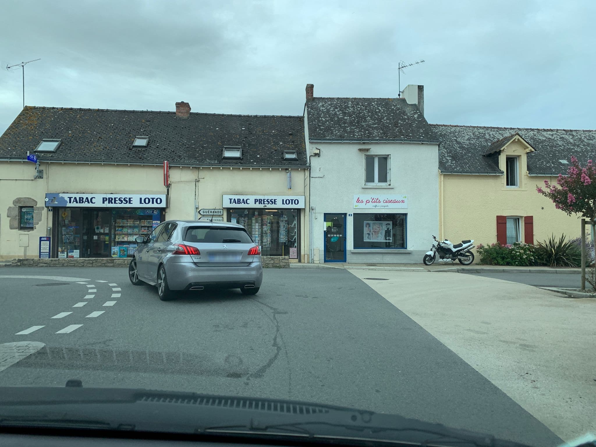 Street view near Cabinet Guichard Immobilier, Saint-Molf — © jitenshaniko (CC BY-SA · Mapillary)