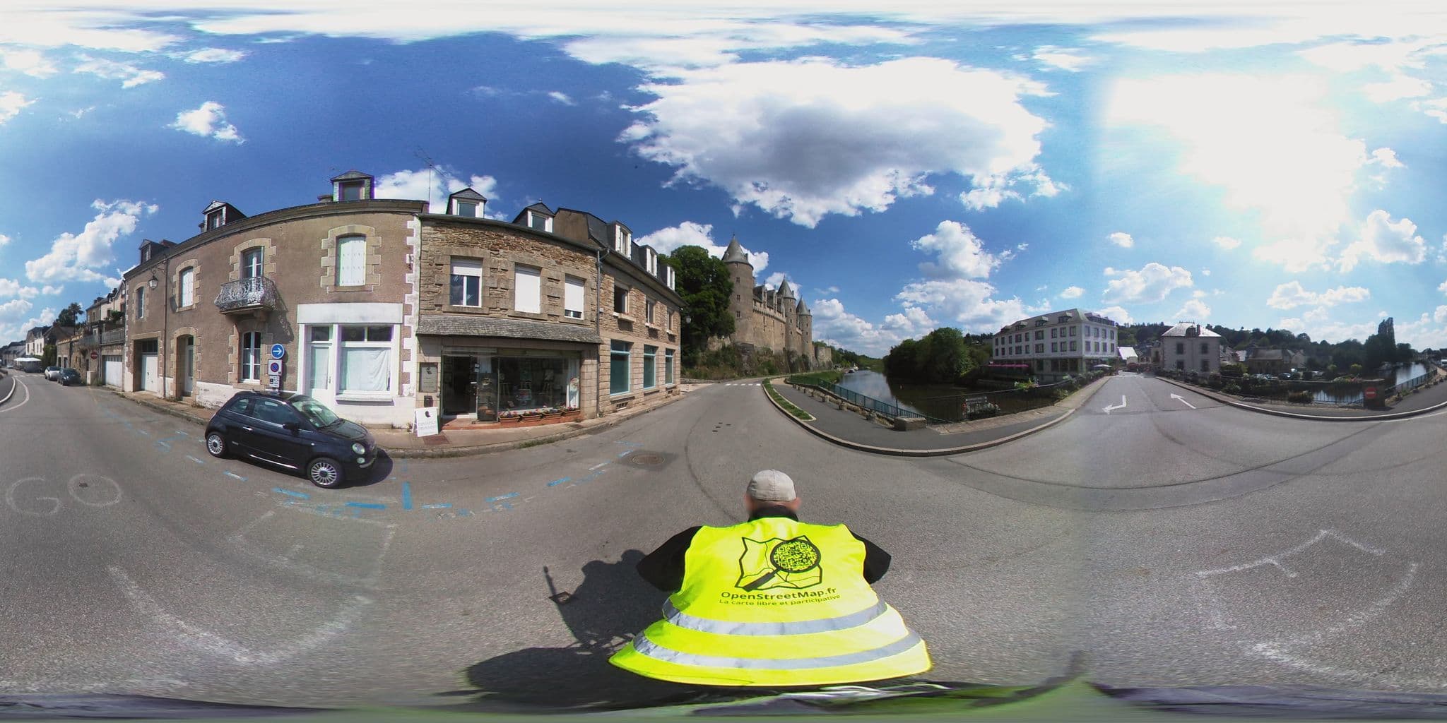 Street view near Hotel Du Chateau, Josselin — © ev1velodyssee (CC BY-SA · Mapillary)