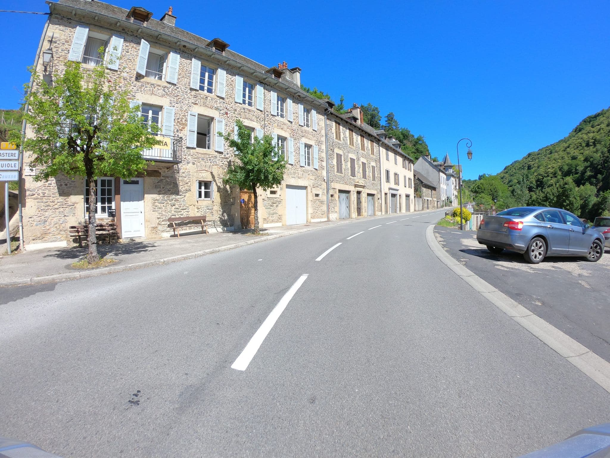 Street view near Les pieds dans l'Olt, Espalion — © joostjakob (CC BY-SA · Mapillary)
