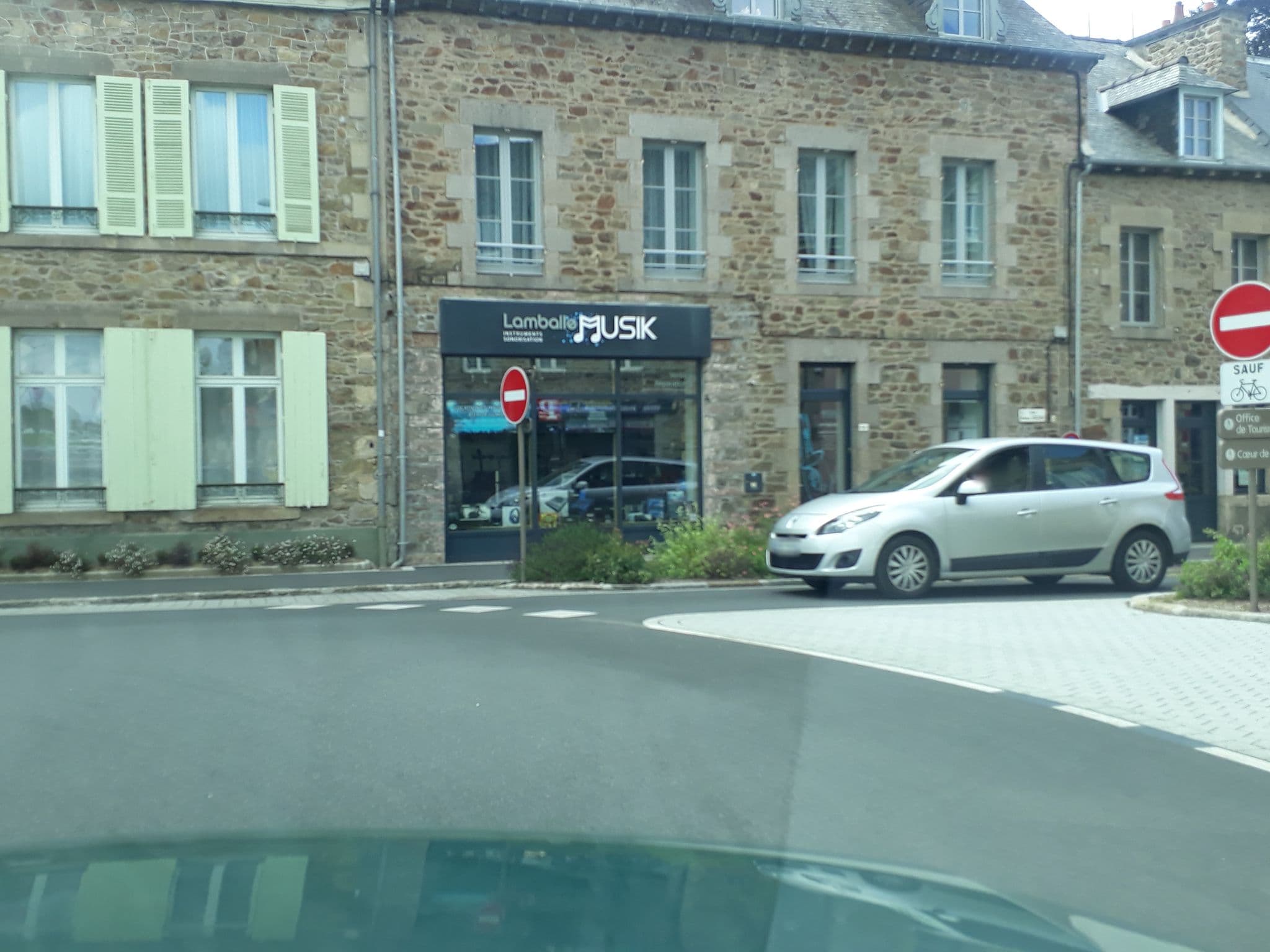 Street view near Selectour - Visages du Monde, Lamballe — © df45 (CC BY-SA · Mapillary)