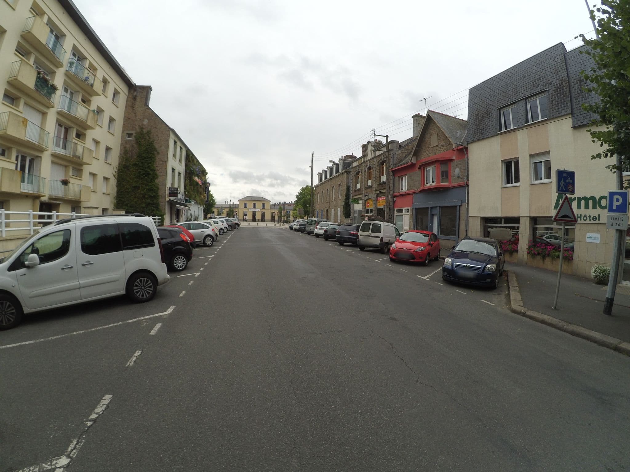 Street view near Brit Hotel Armor, Guingamp — © stephanep (CC BY-SA · Mapillary)