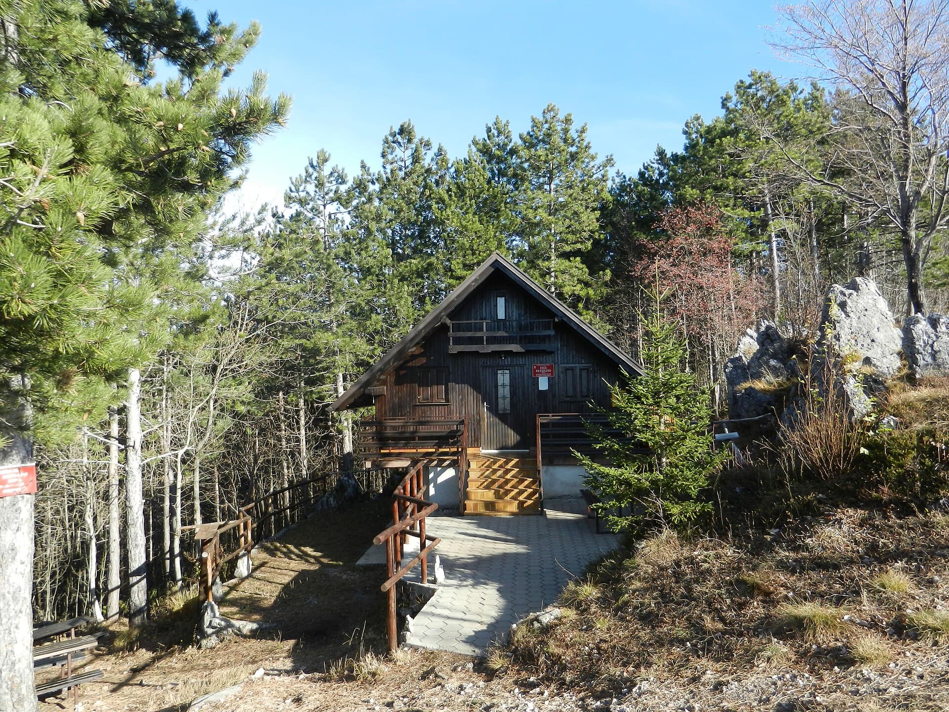 Planinska koča na Kozleku (via Wikimedia Commons, CC BY-SA 4.0)