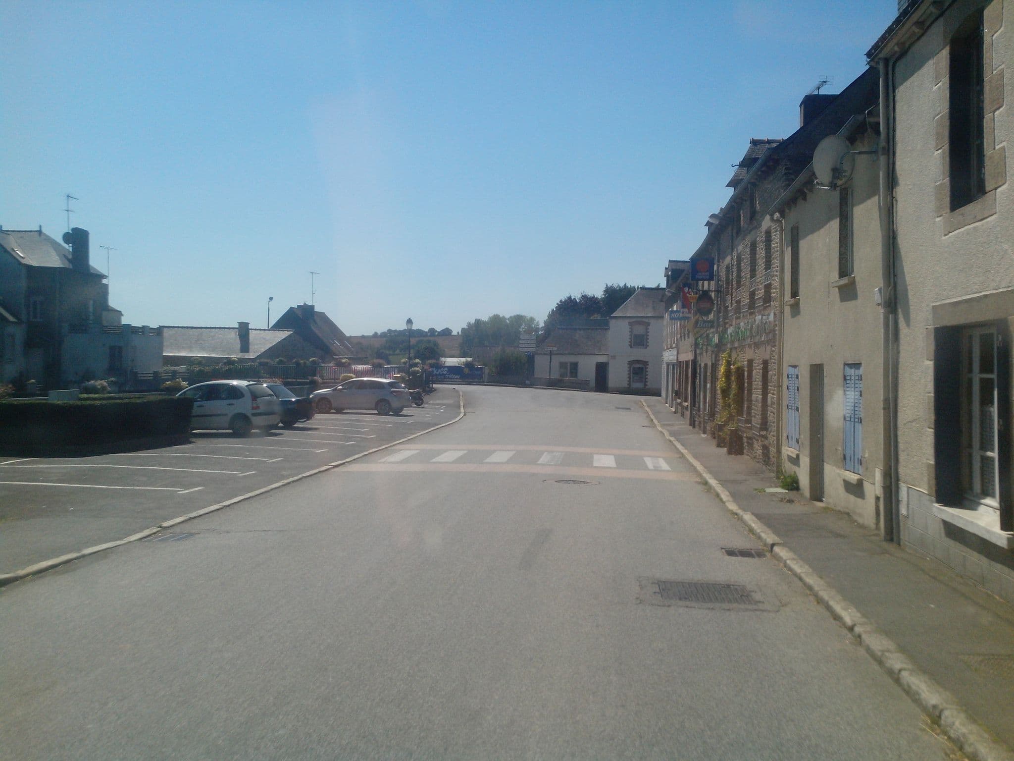 Street view near Mieux Vaut Boire Ici Qu'en Face, Plumieux — © hamlet (CC BY-SA · Mapillary)