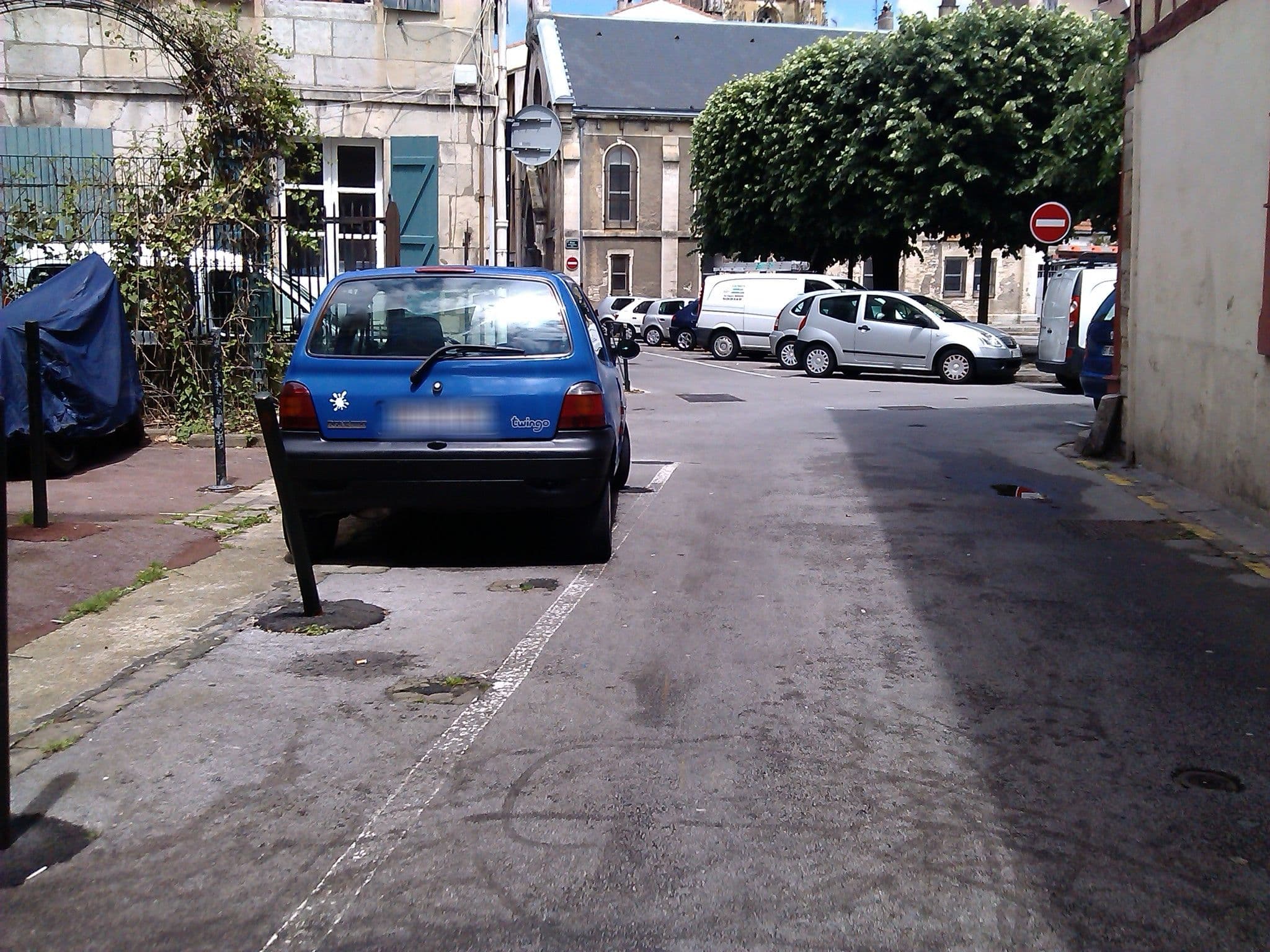 Street view near Temporesidences Cathédrale, Bayonne — © changchun1 (CC BY-SA · Mapillary)