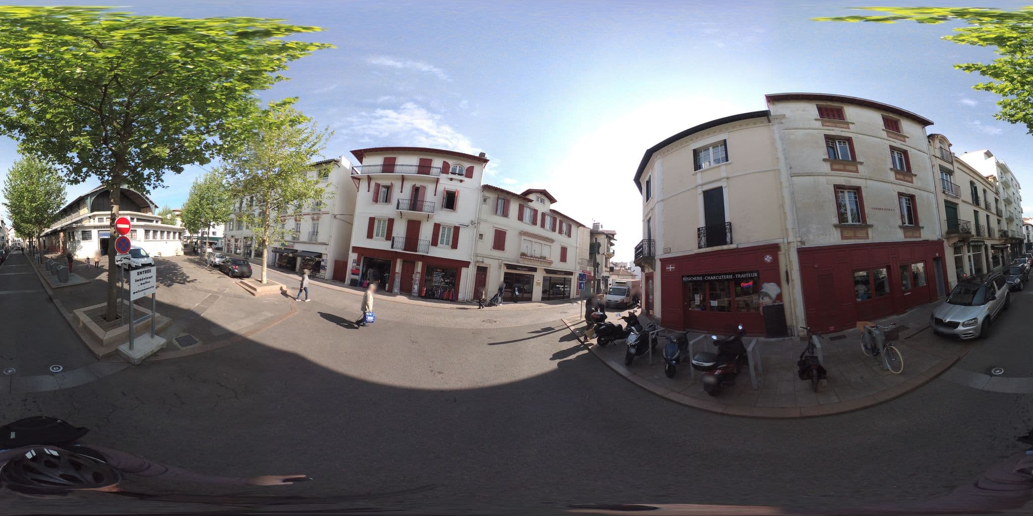Street view near Le coeur des halles Saint-Jean de Luz, Saint-Jean-de-Luz — © geovelo (CC BY-SA · Mapillary)