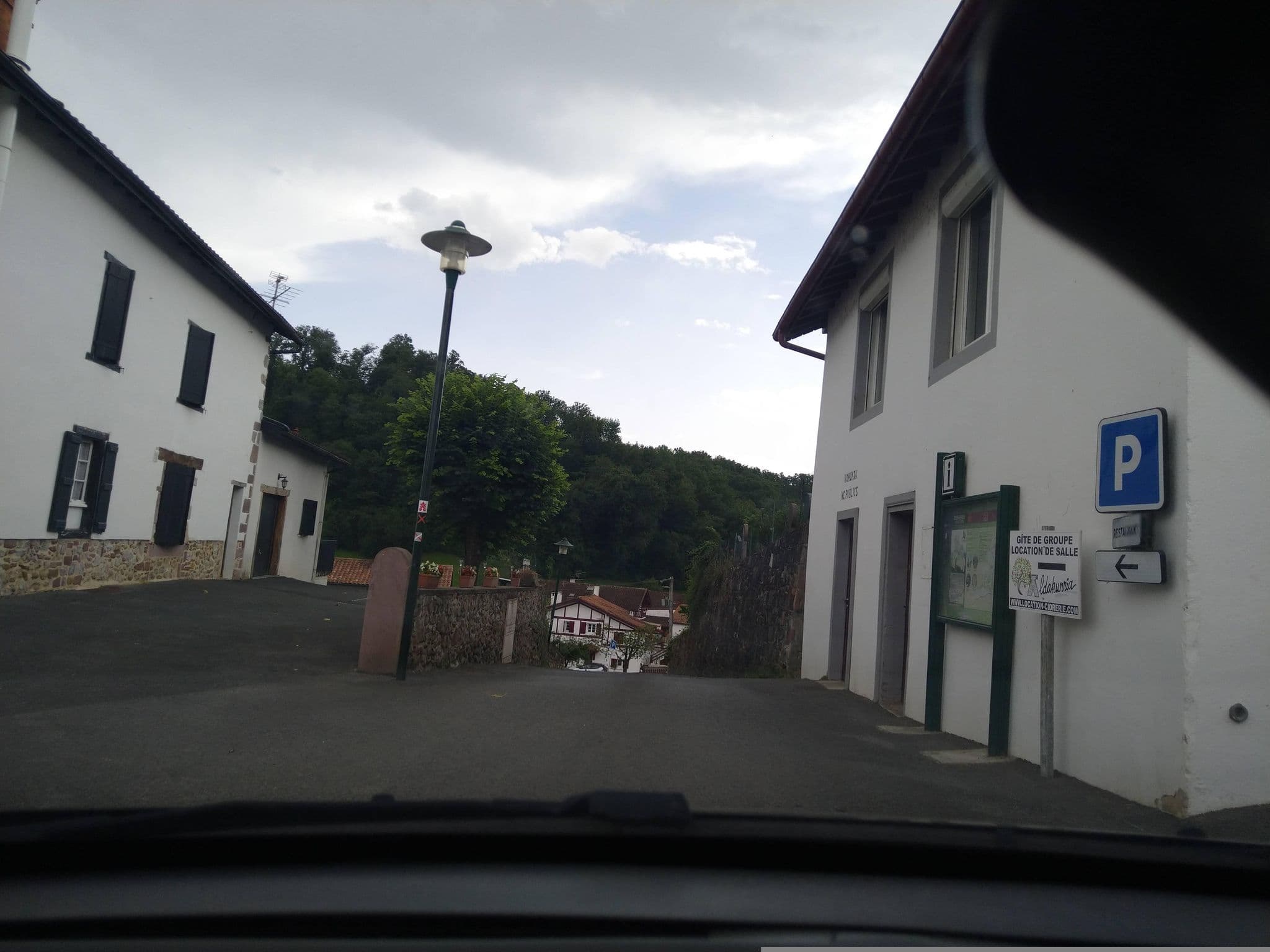 Street view near Hôtel Etchoinia, Saint-Jean-Pied-de-Port — © floetcheto (CC BY-SA · Mapillary)