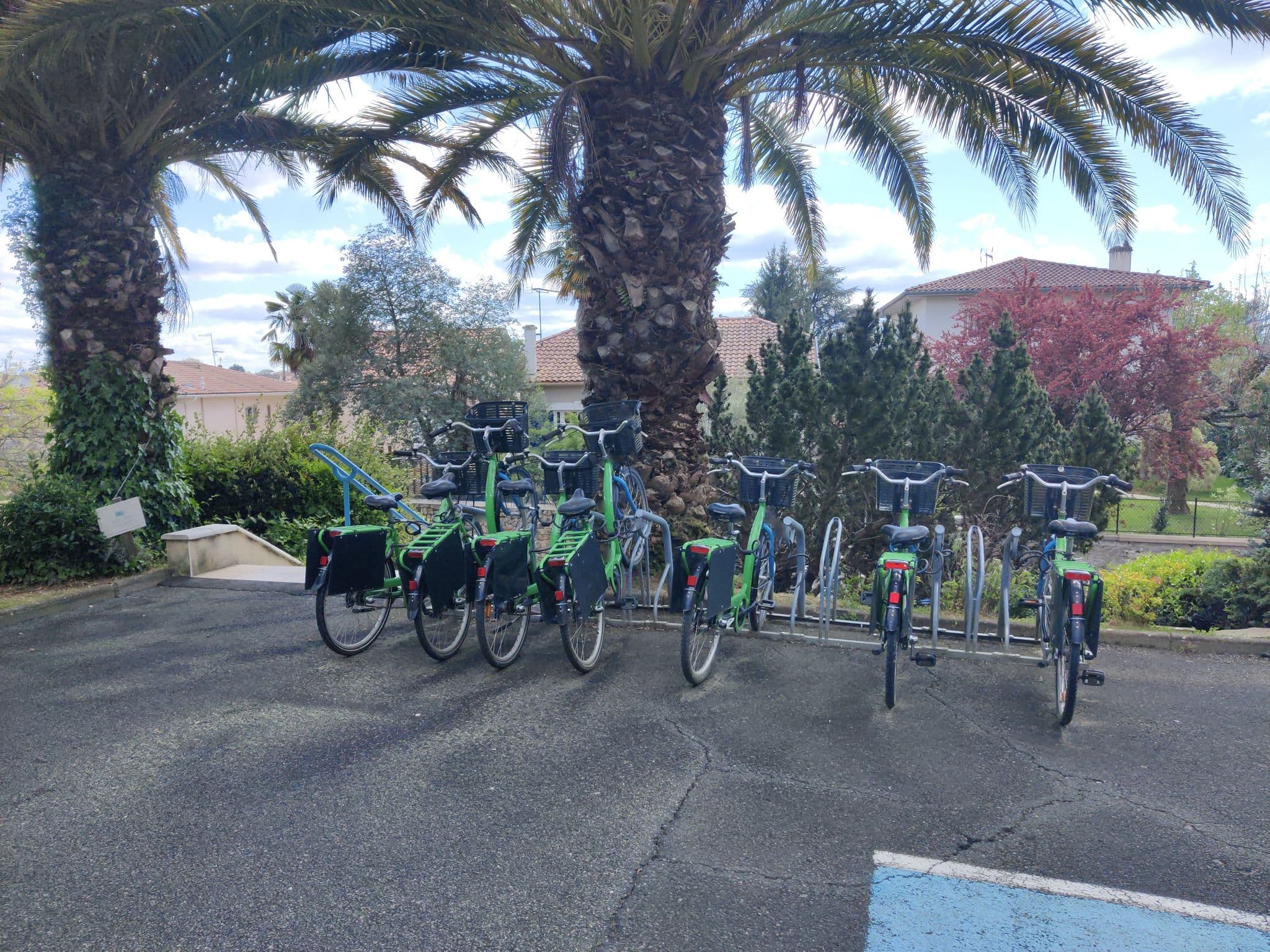 Street view near Résidences de Tourisme Demeures de Borda, Dax — © chalalandes (CC BY-SA · Mapillary)
