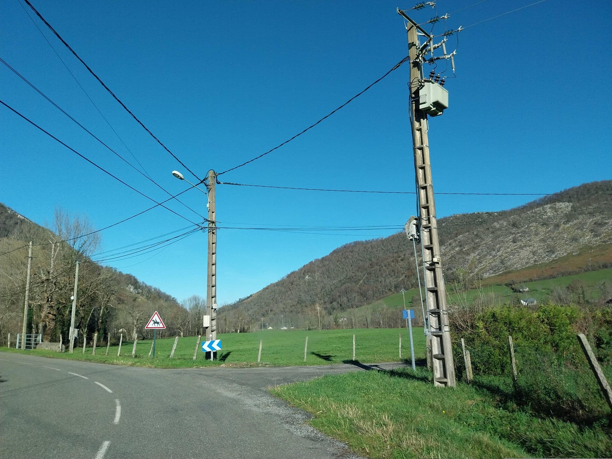Street view near Escary Jeannette, Arette — © floetcheto (CC BY-SA · Mapillary)