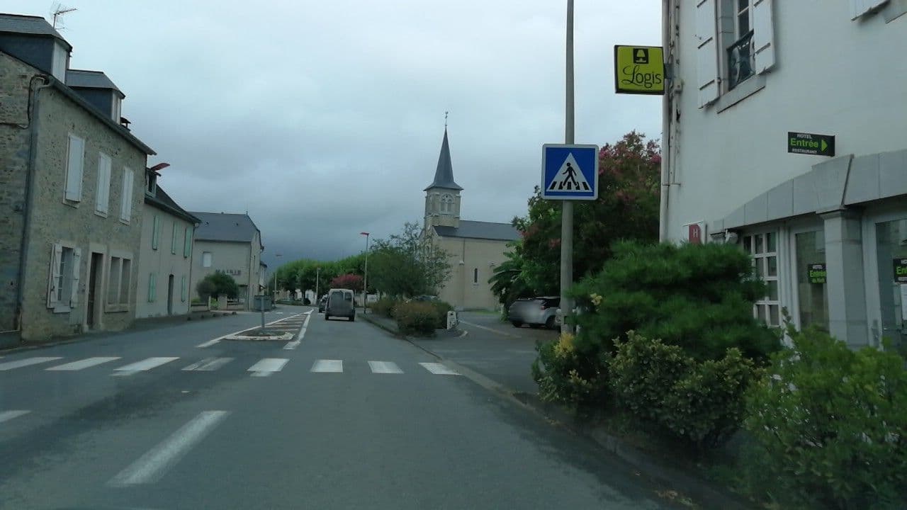 Street view near Logis Hôtel au Relais Aspois, Oloron-Sainte-Marie — © jerome_pietri (CC BY-SA · Mapillary)