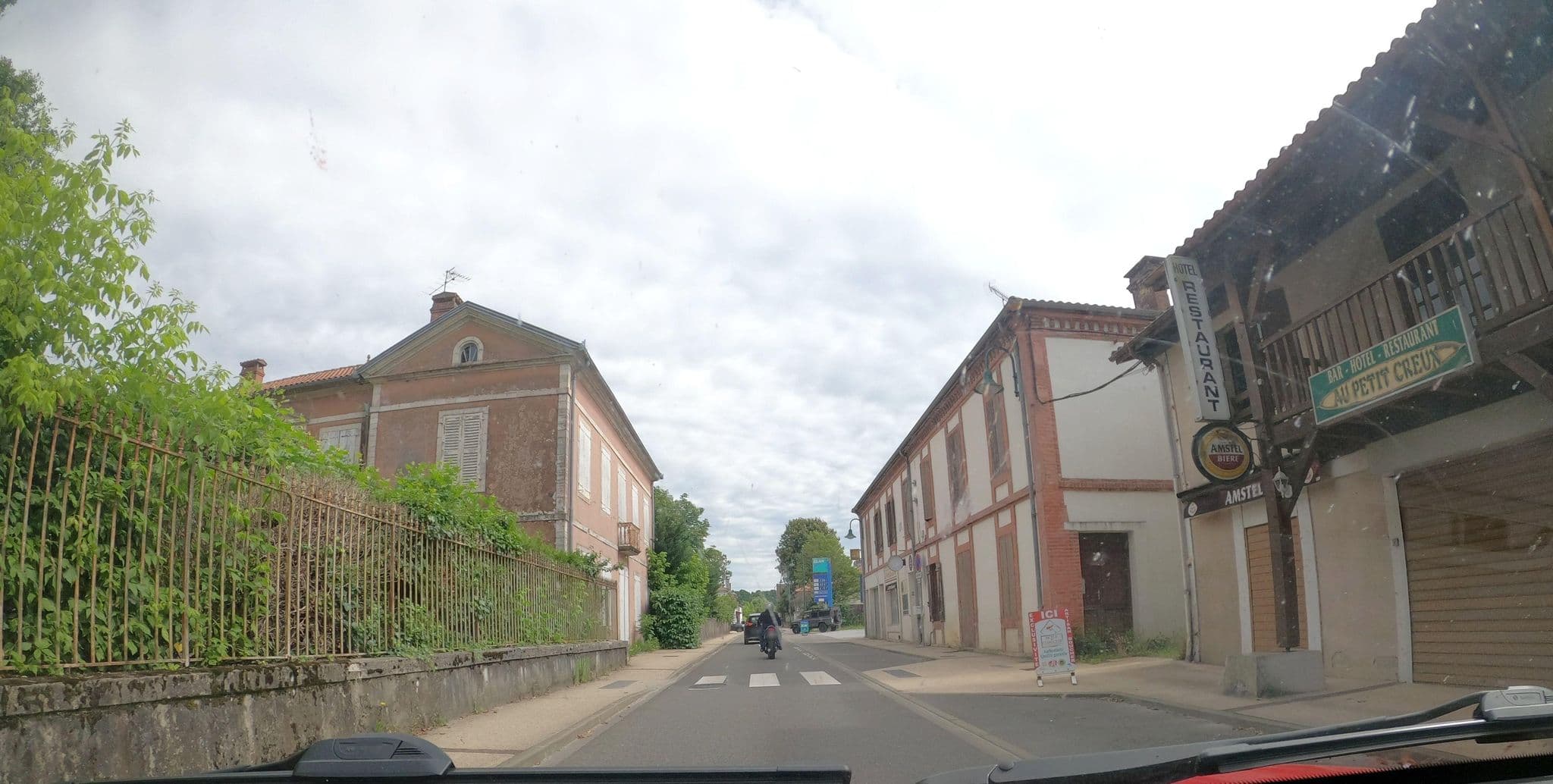 Street view near Au Petit Creux, Magescq — © patchanka (CC BY-SA · Mapillary)